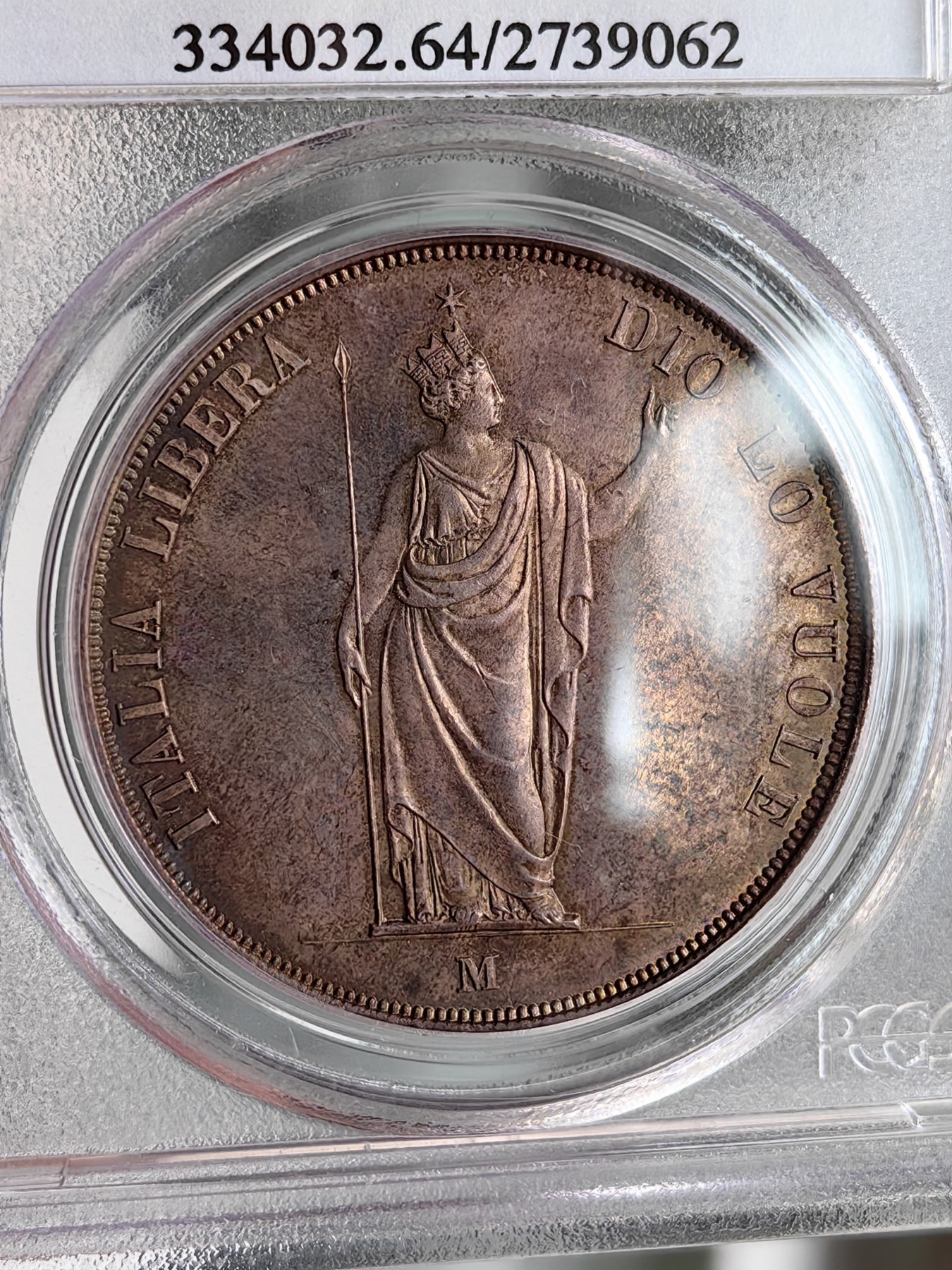 橡树集藏-006场 海纳百川 PCGS MS-64  1848年意大利伦巴第-威尼斯5里拉大银，米兰造币厂。钢灰色的底板呈现出琥珀色和浅洋红色虹彩的痕迹，突出了整个币面。背面有罕见的包浆回声纹，底板几乎没有瑕疵。pc老盒子，品质保证。正面是右手执长矛权杖的加冕自由女神，拉丁铭文:ITALIA LIBERA DIO LO VUOLE，上帝呼唤自由之意大利。女神的左手指向铭文“DIO”,意大利语中上帝的意思，很有深意的经典设计。 