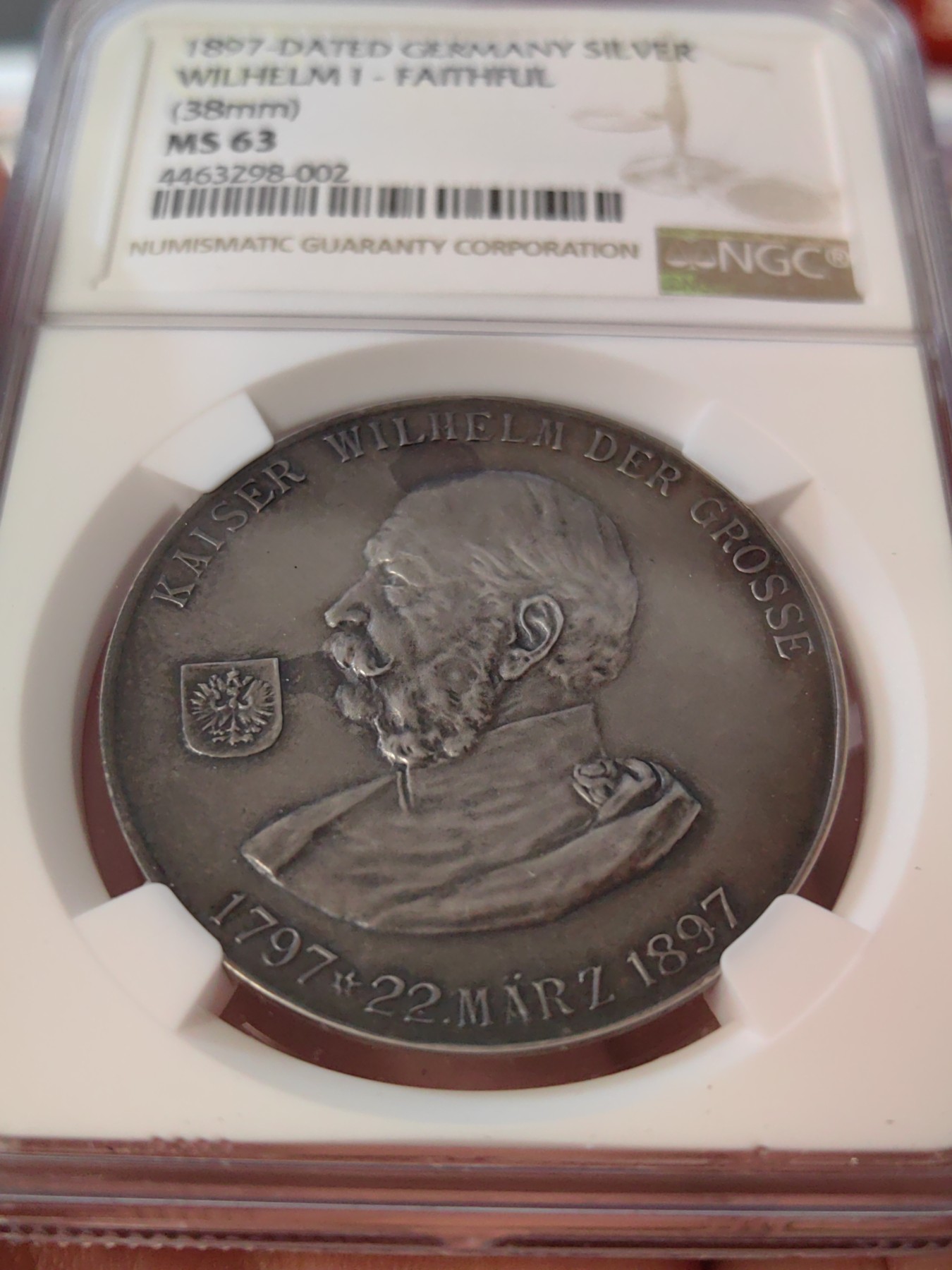 橡树集藏-006场 海纳百川 ngc-Ms63 1897年德国威廉一世银章，诞辰百年纪念，忠诚为国。双面灰彩包浆，浅浮雕设计。底板高点完美，实物低评。  正面戎装皇帝头像，铭文威廉大帝。背面一颗百年橡树，中间隔开，上书铭文: 你是帝国的中流砥柱，犹如橡树之躯干，坚定且忠诚， 造就独立之德国。 数据库唯一评级，冠军分。市面仅见，德国橡树题材币章大热门，可遇不可求。大尺寸银章，设计独特。