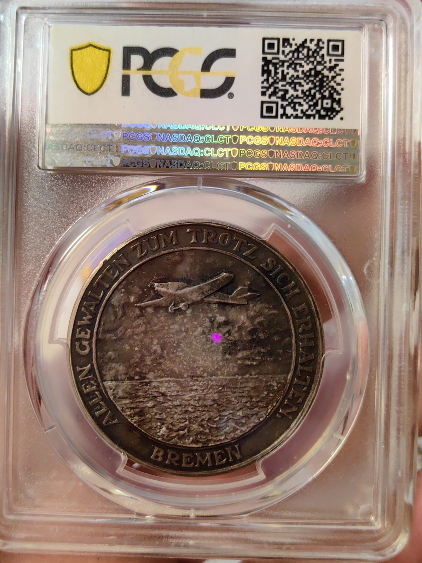 橡树集藏-006场 海纳百川 1928年德国银章，pcgs SP63。纪念不莱梅号飞机飞越大西洋。1928年4月13日，两名德国飞行员驾驶飞机在美国费城着陆，这是人类首次驾驶飞机从大西洋东岸飞到西岸。这两名飞行员在费城受到了盛大欢迎，德国人也以他们为傲，发行 多枚以此事件为主题的纪念章。 双面浓郁包浆，五彩，超高浮雕，实物极美。 人物刻画精细，背面的不莱梅号穿过云雾，飞翔在大西洋上空，海面波光粼粼，惟妙惟肖。