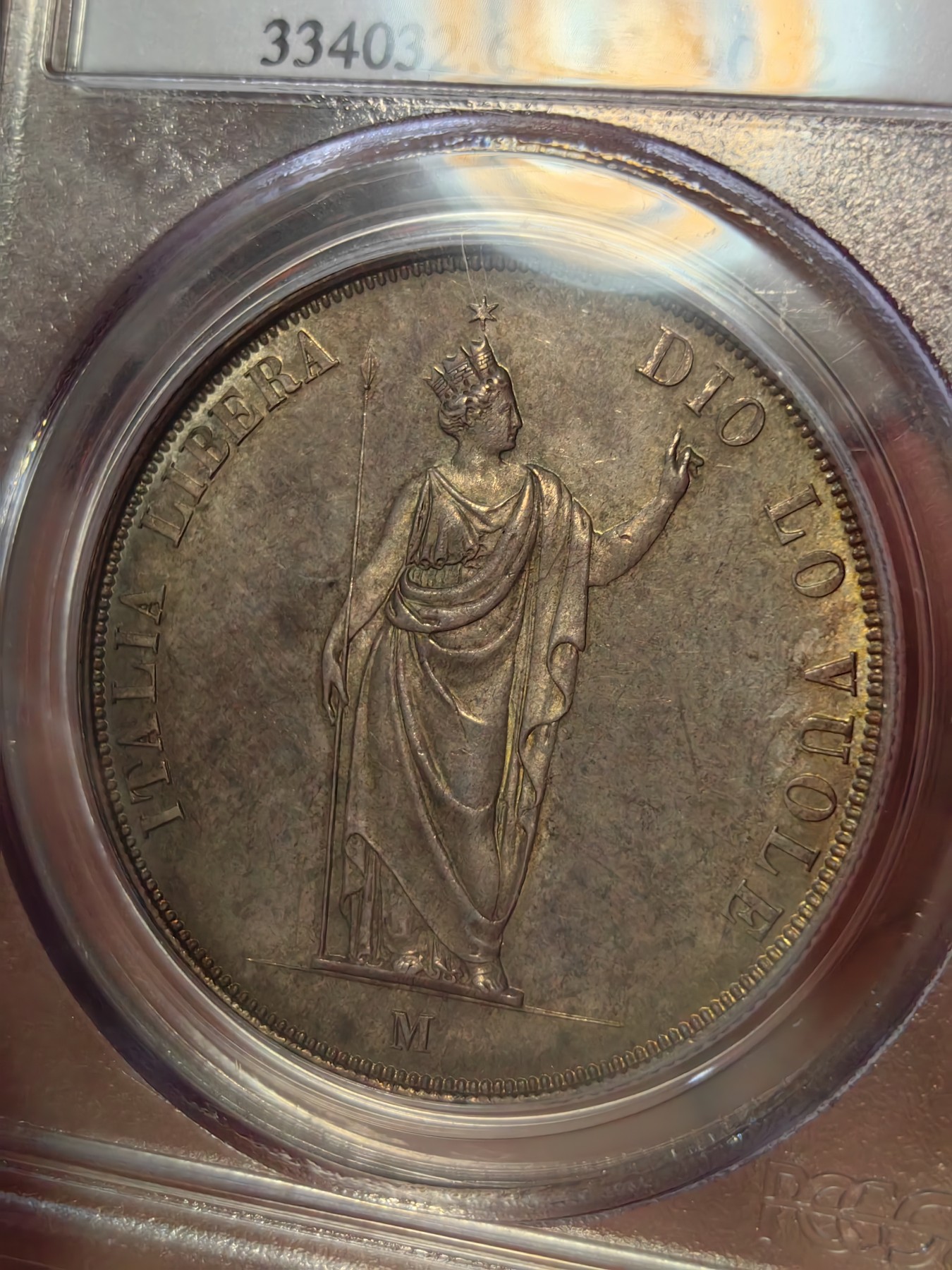 橡树集藏-006场 海纳百川 PCGS MS-64  1848年意大利伦巴第-威尼斯5里拉大银，米兰造币厂。钢灰色的底板呈现出琥珀色和浅洋红色虹彩的痕迹，突出了整个币面。背面有罕见的包浆回声纹，底板几乎没有瑕疵。pc老盒子，品质保证。正面是右手执长矛权杖的加冕自由女神，拉丁铭文:ITALIA LIBERA DIO LO VUOLE，上帝呼唤自由之意大利。女神的左手指向铭文“DIO”,意大利语中上帝的意思，很有深意的经典设计。 