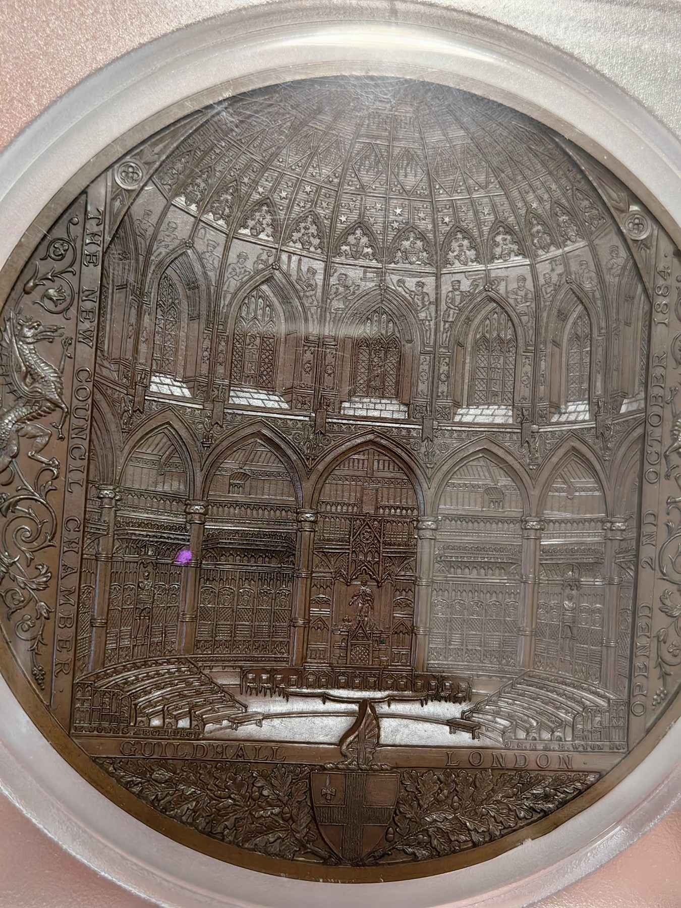 橡树集藏-006场 海纳百川 pcgs-sp67！ 1884年英国伦敦金融城系列 大不列颠市政厅铜牌新议会厅开幕，伦敦造币厂。作者：JS & AB Wyon。直径：77毫米。正面：伦迪尼亚，商业和治安法官出席，向她的议会发表讲话；背面：市政厅内景。这种高度复杂的反向设计显示出令人难以置信的雄伟，是任何大教堂和建筑相关奖牌的高级收藏者的必备品。丰富的红棕色表面，具有巨大的光泽度，令人叹为观止。附带原盒，插销损坏。
