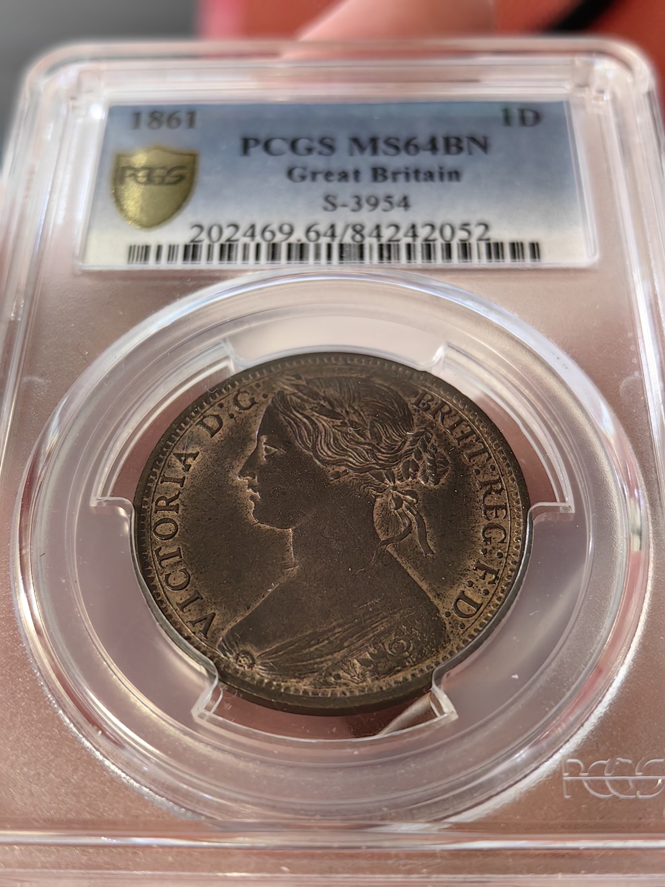 橡树集藏-006场 海纳百川 pcgs Ms64bn，1861年英国小维便士，鎏金彩包浆。顶级品。 实物观感极佳，小维的中年形象，雍容华贵。 这枚奇特的轮廓金彩，使她在视觉上脱颖而出。2012年n64，ha拍卖价2400元。