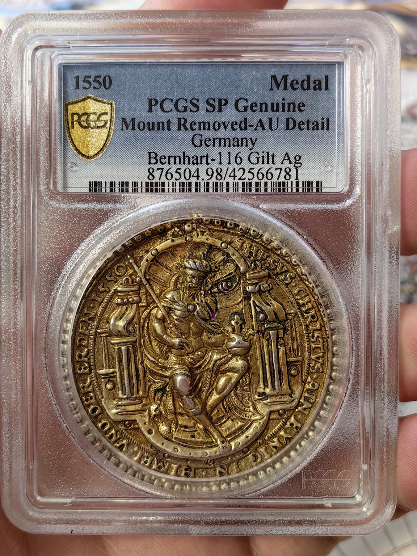 橡树集藏-006场 海纳百川 pcgs-sp genniue 1550年神圣罗马帝国银章 查理五世（西班牙查理一世）/耶稣基督铸造镀金银质奖章  正面：耶稣基督，身穿长袍，坐在华丽宝座的右侧，手持剑和宝珠。背面：查理，身着长袍，披着斗篷，头戴王冠，面朝华丽的王座而坐，手持宝剑和宝珠。为了强化君权神授的理念。四百多年的历史文物章，老精稀可遇不可求。高浮雕加厚盒。