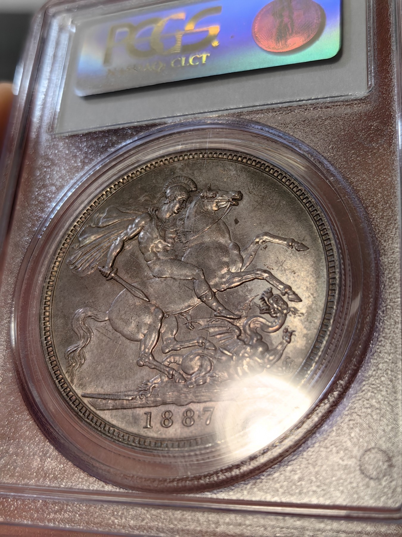 橡树集藏-006场 海纳百川 pcgs-ms64 1887年英国维多利亚高冠克朗马剑 经典品种 双面老包浆 洋红色点缀 实物状态一流 pc早期老盒 状态非常舒服 没有短板的及格64马剑克朗 自藏好品