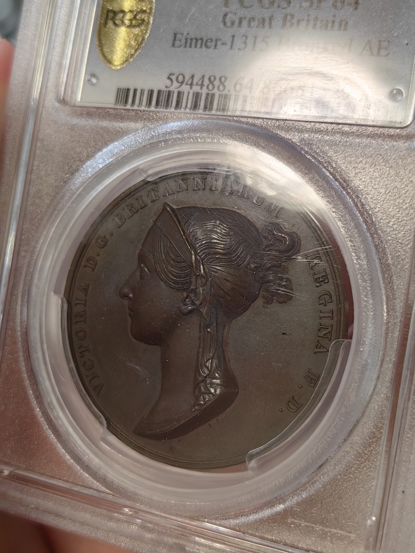 橡树集藏-006场 海纳百川 pcgs-SP64，1838年英国维多利亚女王加冕铜章，皇室官方章。顶级品相，铜色四溢，观感极佳，实物极美。伦敦造币厂，铸造量260枚，直径36mm。超高浮雕，细节令人惊叹，加厚盒。小维，yyds。一个高度充满活力的红棕色标本，表面有大量闪烁的光彩。皮斯特鲁奇操刀，他的代表作：圣乔治屠龙和滑铁卢战役纪念章。天才人物，少年有为。直到今天，女王伊丽莎白二世的主权金币上，还刻着由他设计的圣乔治屠龙形象～
