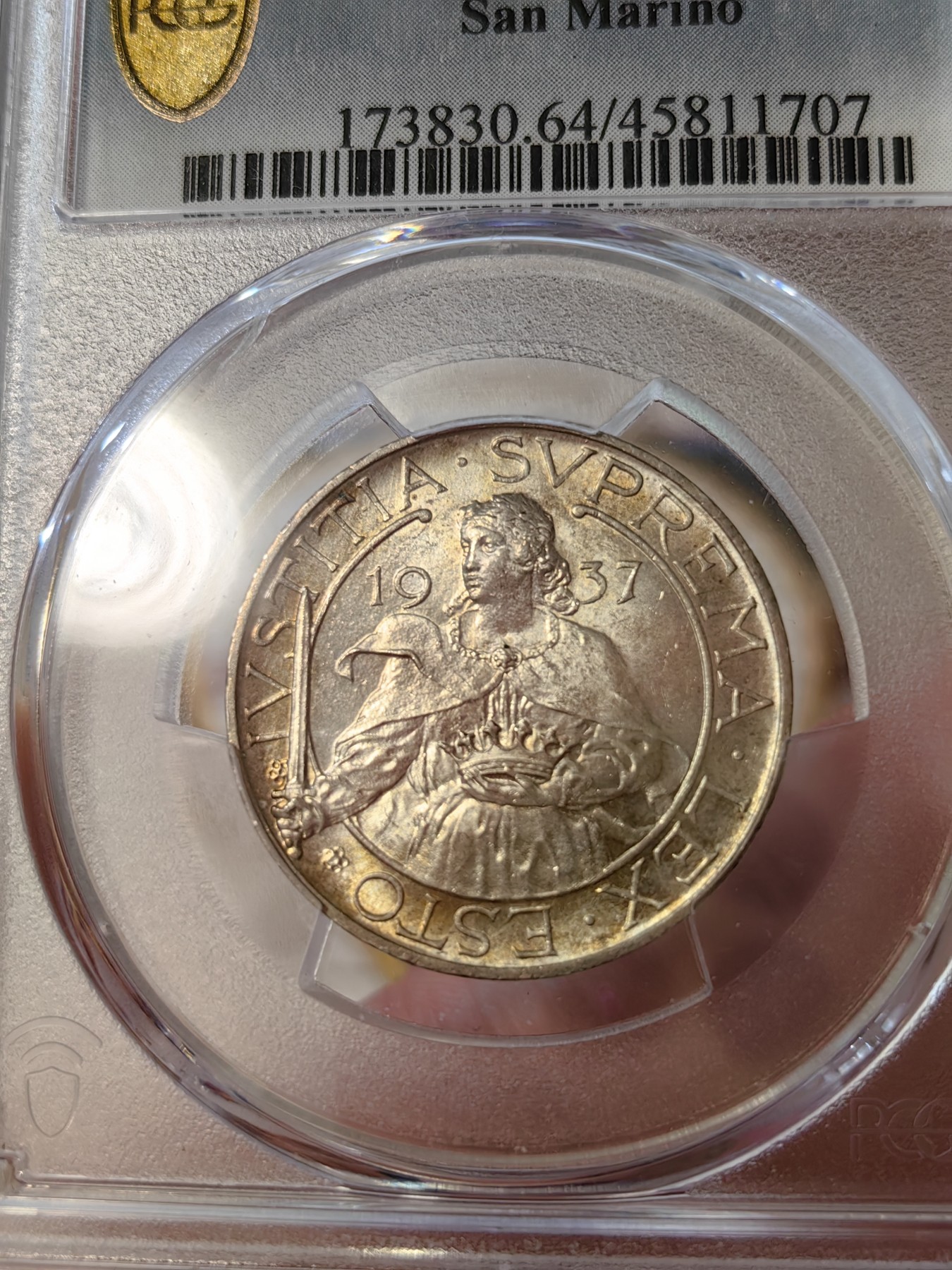 橡树集藏-006场 海纳百川 pcgs-ms64 1937年圣马力诺10里拉银币 持剑圣女手托皇冠，英姿飒爽，打制压印十足，黄油包浆转光美丽，赏心悦目。热门女神题材，不可多得。