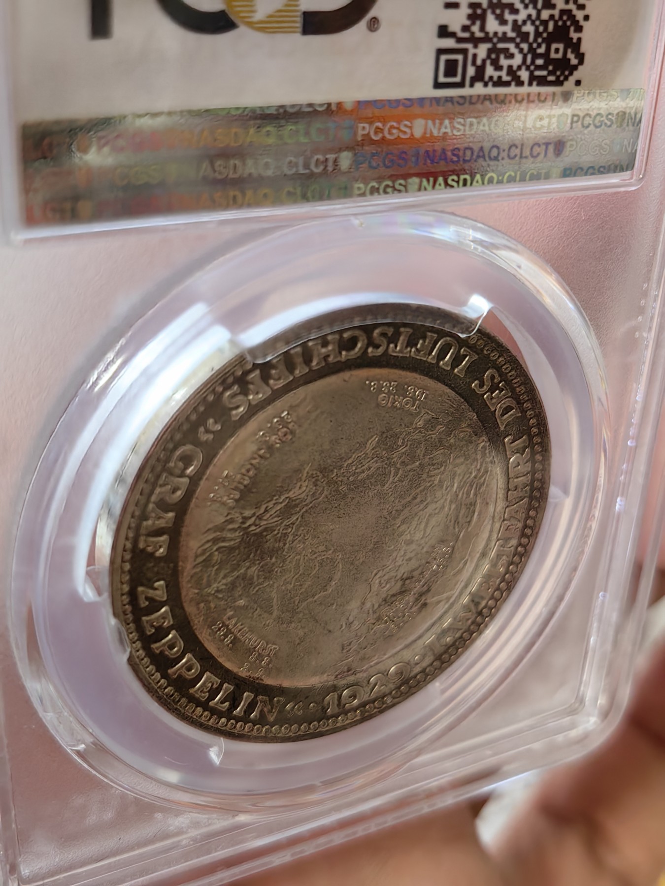 橡树集藏-006场 海纳百川 pcgs-sp66 1929年 (Kaiser-510),齐拍林飞艇环游世界，顶级高分，镜面底板，背面为标注“洛杉矶”“东京”等地名的高浮雕地球图案。