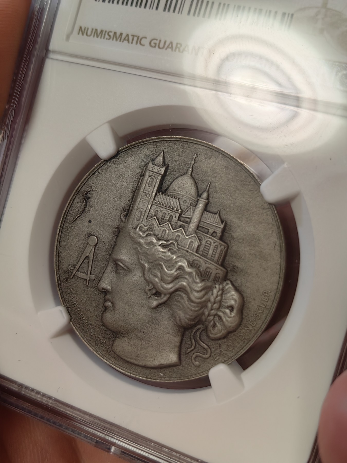 橡树集藏-006场 海纳百川 ngc-Ms63 1911年法国银章 建筑设计师协会 乌迪内作品 冠军分 智慧女神头顶修道院 上面还有十字架 细节爆表 高浮雕实物极美 丰饶角银标 灰彩包浆好状态 明显低评