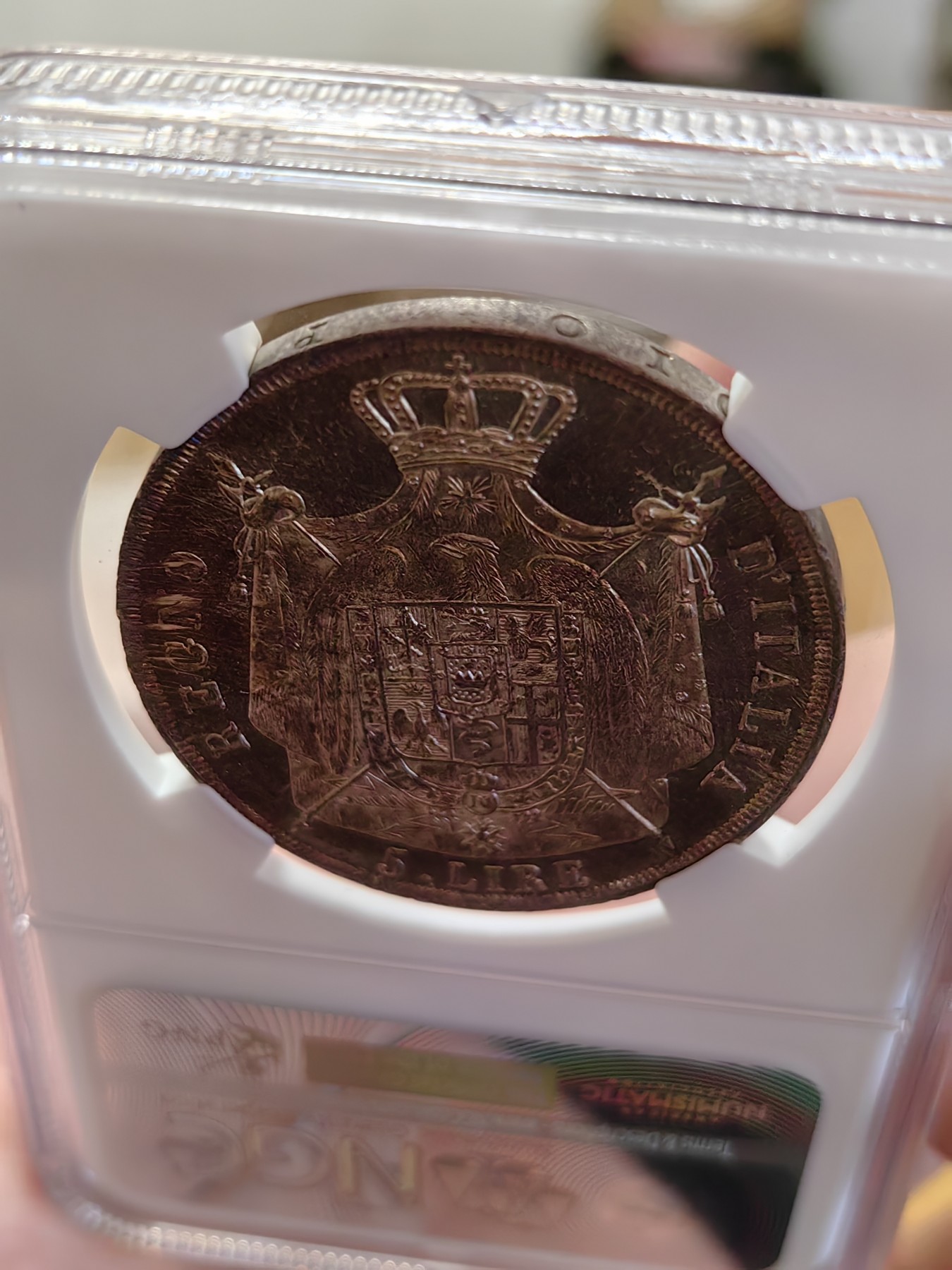 橡树集藏-006场 海纳百川 NGC-MS63 1814年意大利王国拿破仑5里拉大银币，万中无一的赤霞艳彩间中还有碧蓝点缀，背面帝国鹰徽加上类镜面底板霸气尽显。一代雄主，顶级设计。实物绝美，法系人不可错过的拿皇大银。