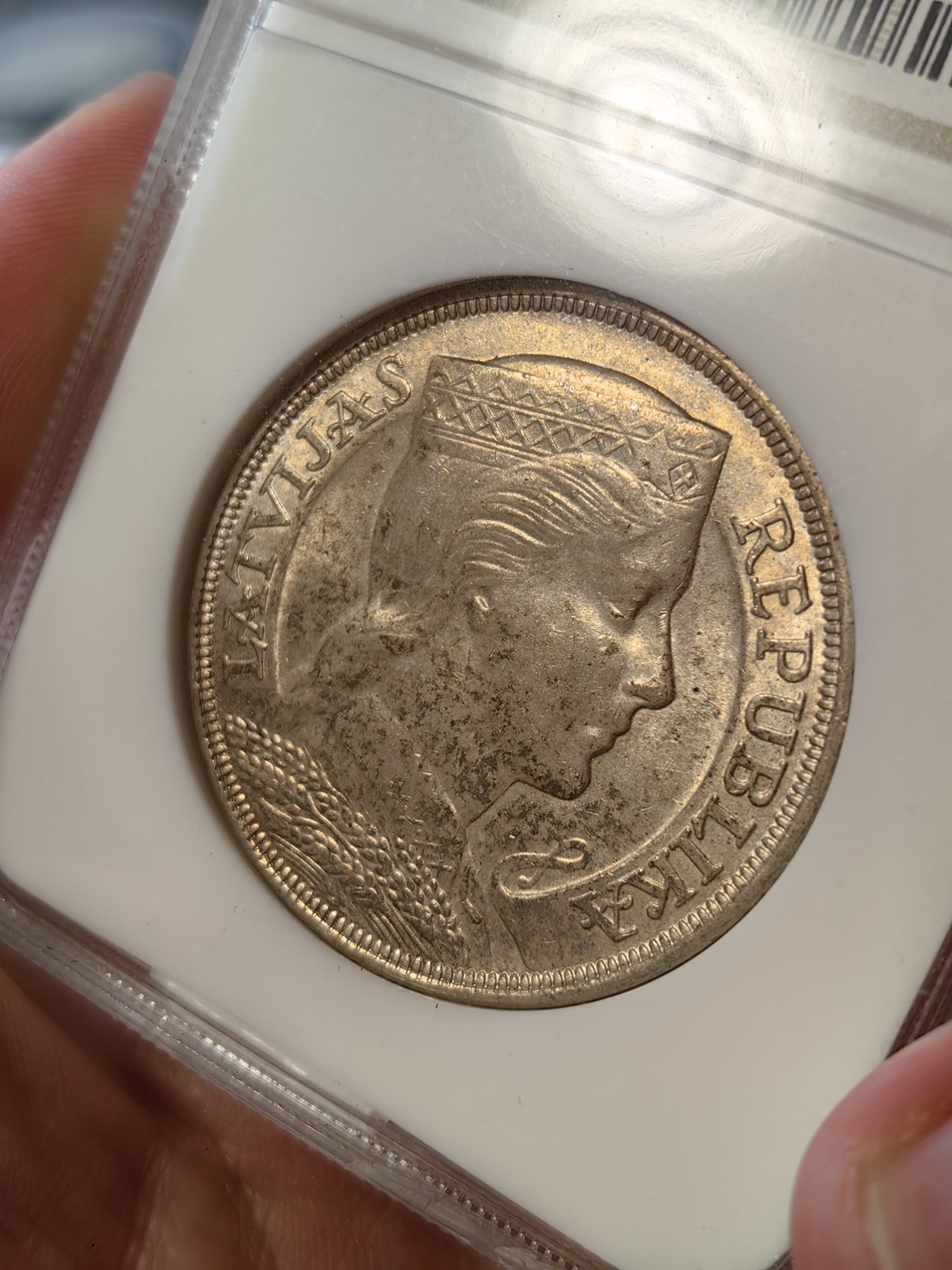 橡树集藏-006场 海纳百川 ngc-ms63 1931年拉脱维亚5里拉大银 谷物女神 黄油老包浆 滴水未下 ngc早期老盒严评 质量保证 实物状态极佳 热门品种 自藏品质 盒子右下角磕碰