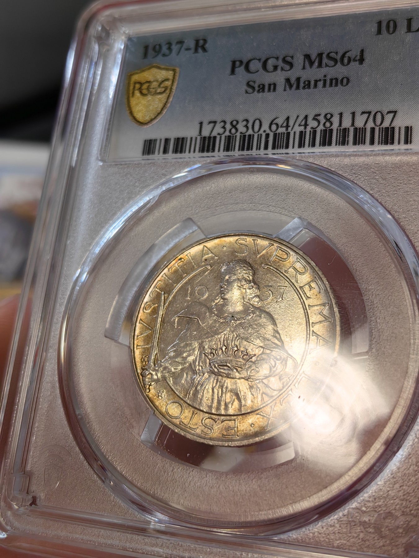 橡树集藏-006场 海纳百川 pcgs-ms64 1937年圣马力诺10里拉银币 持剑圣女手托皇冠，英姿飒爽，打制压印十足，黄油包浆转光美丽，赏心悦目。热门女神题材，不可多得。