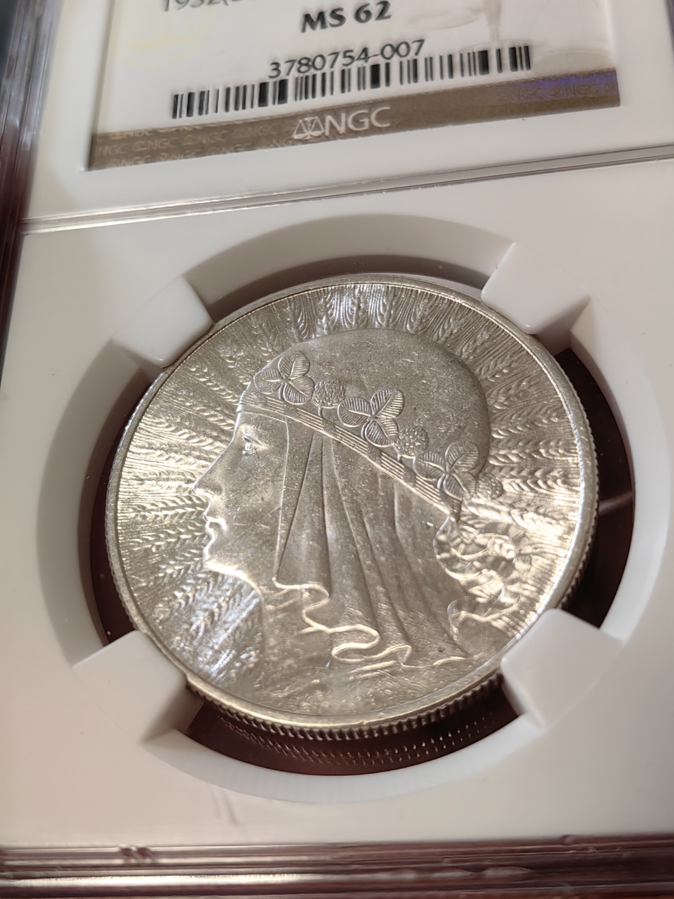 橡树集藏-006场 海纳百川 NGC-MS62 波兰 1932年 10兹罗提。正面是谷物环绕着的雅德维加女王，好品很难的品种，62性价比之选。