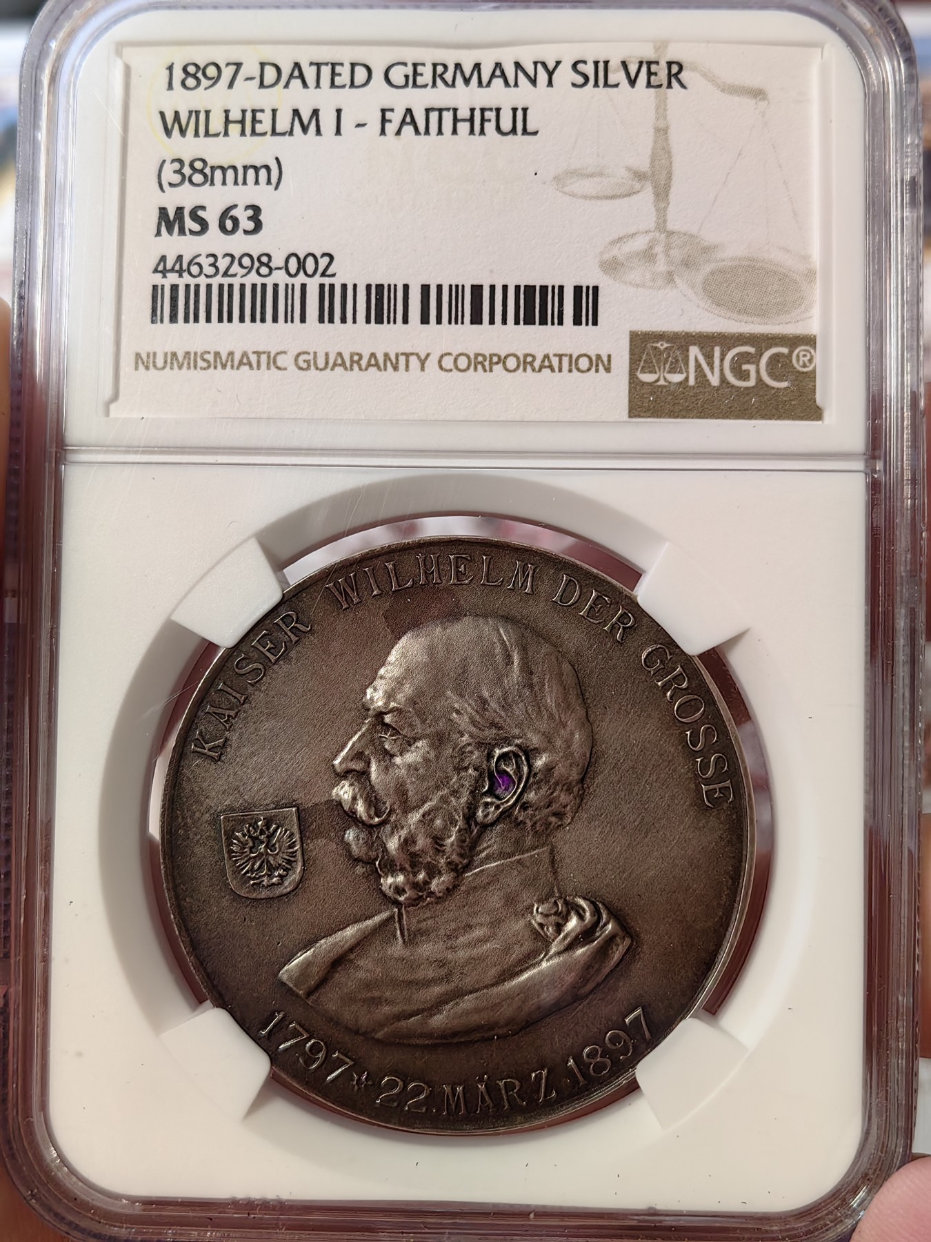 橡树集藏-006场 海纳百川 ngc-Ms63 1897年德国威廉一世银章，诞辰百年纪念，忠诚为国。双面灰彩包浆，浅浮雕设计。底板高点完美，实物低评。  正面戎装皇帝头像，铭文威廉大帝。背面一颗百年橡树，中间隔开，上书铭文: 你是帝国的中流砥柱，犹如橡树之躯干，坚定且忠诚， 造就独立之德国。 数据库唯一评级，冠军分。市面仅见，德国橡树题材币章大热门，可遇不可求。大尺寸银章，设计独特。