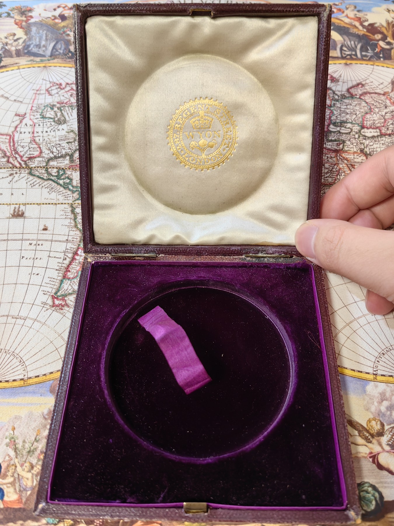 橡树集藏-006场 海纳百川 pcgs-sp67！ 1884年英国伦敦金融城系列 大不列颠市政厅铜牌新议会厅开幕，伦敦造币厂。作者：JS & AB Wyon。直径：77毫米。正面：伦迪尼亚，商业和治安法官出席，向她的议会发表讲话；背面：市政厅内景。这种高度复杂的反向设计显示出令人难以置信的雄伟，是任何大教堂和建筑相关奖牌的高级收藏者的必备品。丰富的红棕色表面，具有巨大的光泽度，令人叹为观止。附带原盒，插销损坏。