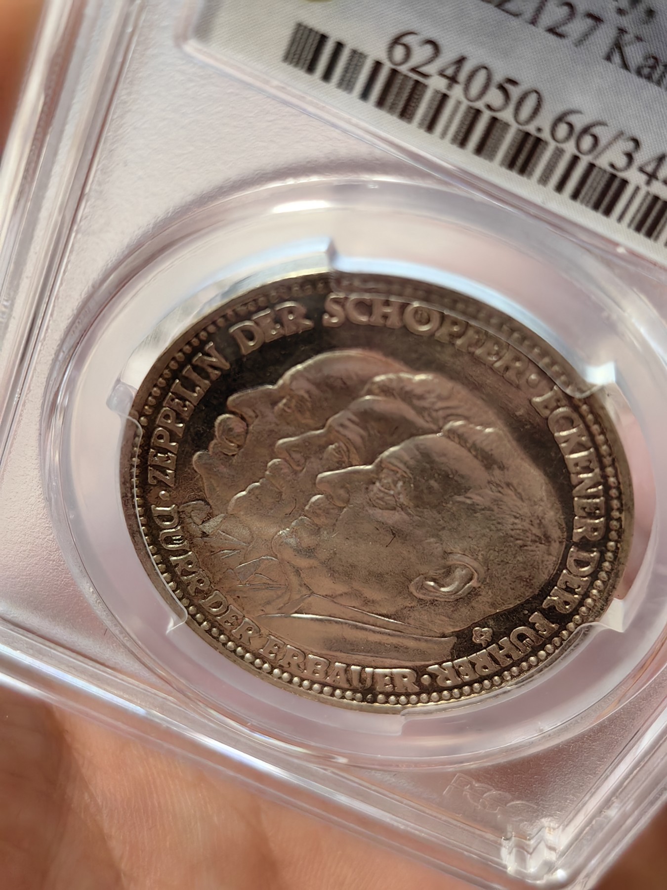 橡树集藏-006场 海纳百川 pcgs-sp66 1929年 (Kaiser-510),齐拍林飞艇环游世界，顶级高分，镜面底板，背面为标注“洛杉矶”“东京”等地名的高浮雕地球图案。