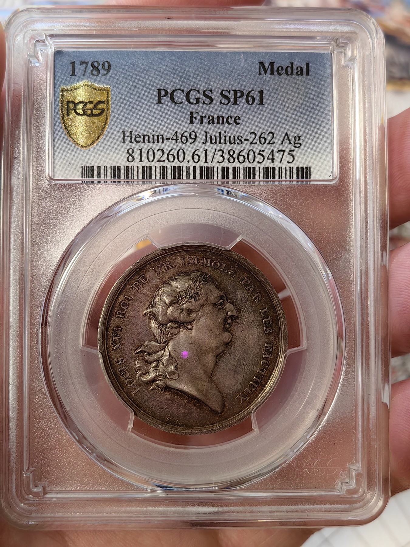 橡树集藏-006场 海纳百川 pcgs-SP61 1789年法国路易十六银章 纪念其被处决 命丧断头台 冠军分 为了美利坚独立 倾其所有 真正的美国国父 loos作品 柏林造币厂 邻国普鲁士制造的有趣的同情作品 隔岸观火 看热闹不嫌事大 贱兮兮 正面是法国国王路易十六头戴荆棘王冠 铭文被叛军杀害 背面是法兰西女神靠在骨灰盒上 指着倒下的王冠 背景是电闪雷鸣暴风雨 法西斯权杖倒地 铭文哀悼并为国王报仇