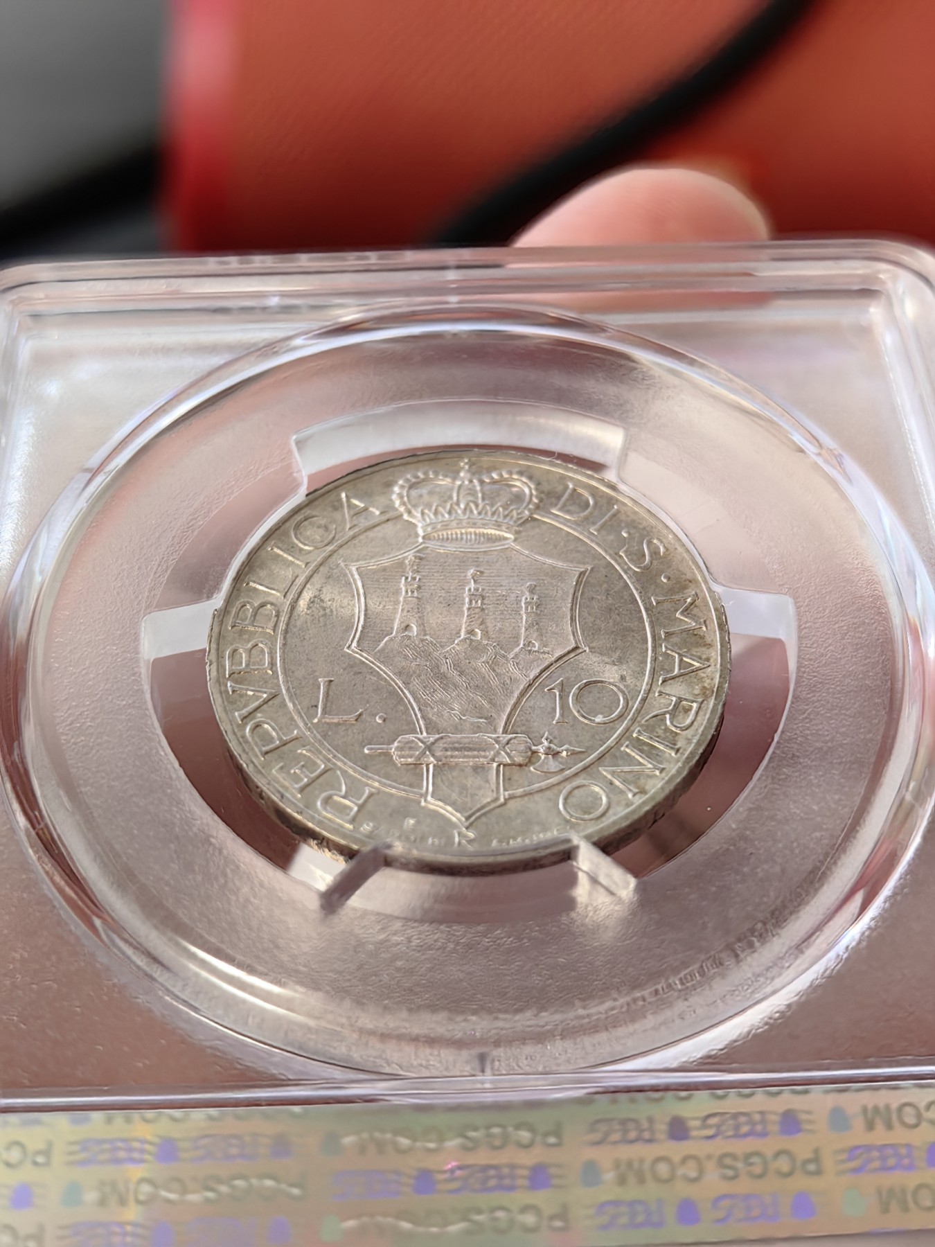 橡树集藏-006场 海纳百川 pcgs-ms64 1937年圣马力诺10里拉银币 持剑圣女手托皇冠，英姿飒爽，打制压印十足，黄油包浆转光美丽，赏心悦目。热门女神题材，不可多得。