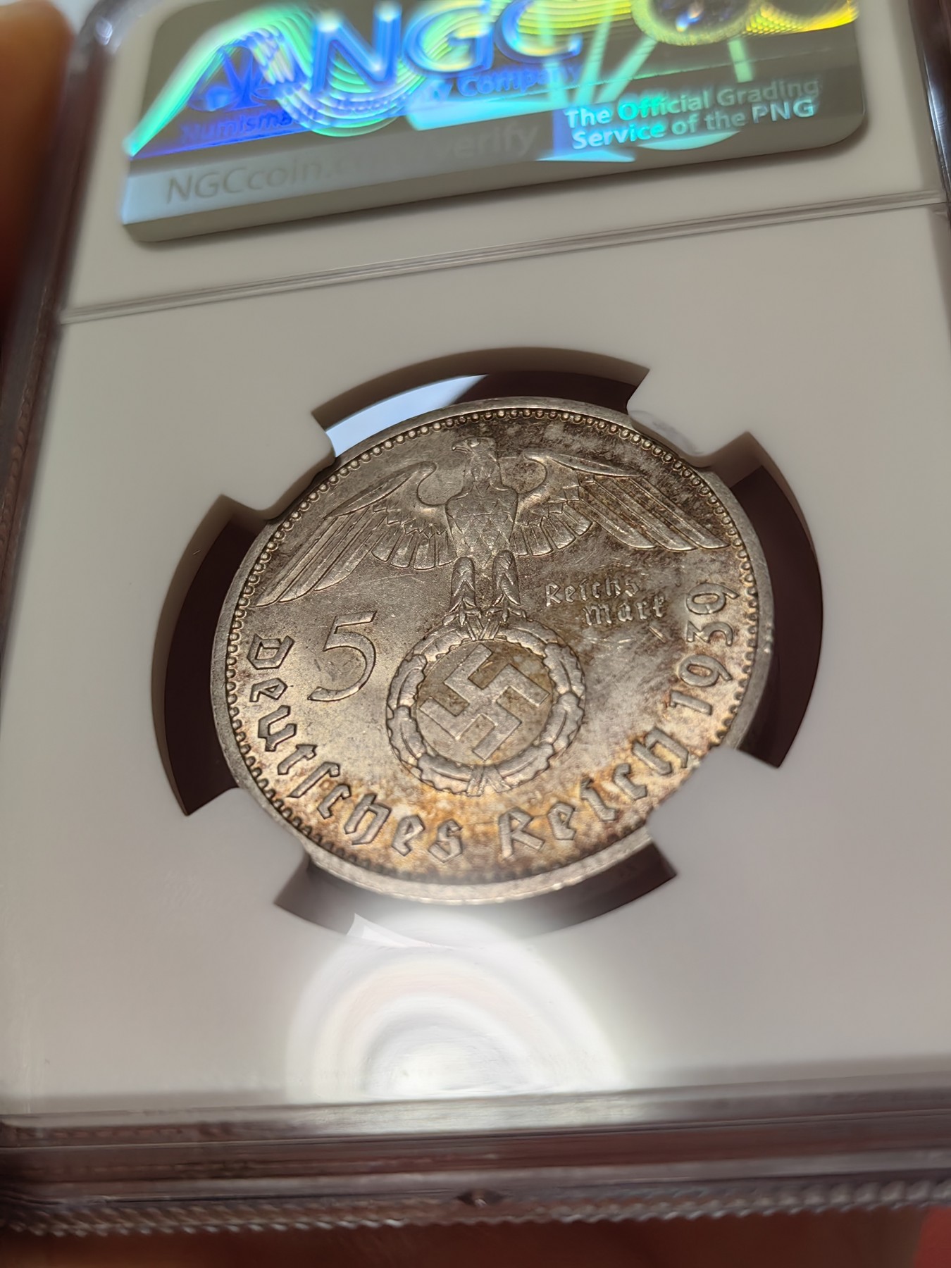 橡树集藏-006场 海纳百川 NGC-MS64 1939年 德意志第三帝国5马克 J厂 丝绸底板 超强转光 此分数为该厂别亚军分 分数状态一步到位 值得收藏