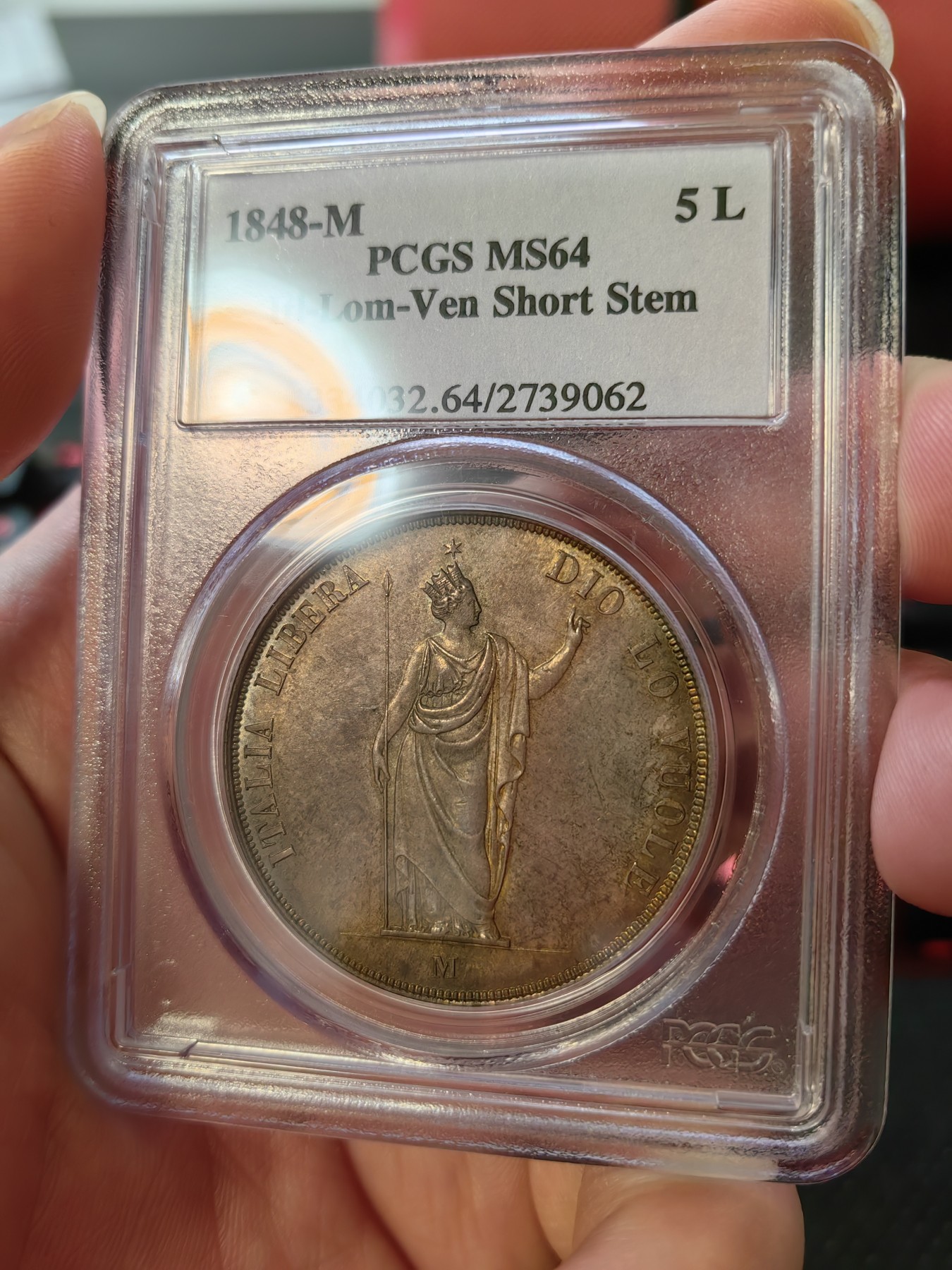 橡树集藏-006场 海纳百川 PCGS MS-64  1848年意大利伦巴第-威尼斯5里拉大银，米兰造币厂。钢灰色的底板呈现出琥珀色和浅洋红色虹彩的痕迹，突出了整个币面。背面有罕见的包浆回声纹，底板几乎没有瑕疵。pc老盒子，品质保证。正面是右手执长矛权杖的加冕自由女神，拉丁铭文:ITALIA LIBERA DIO LO VUOLE，上帝呼唤自由之意大利。女神的左手指向铭文“DIO”,意大利语中上帝的意思，很有深意的经典设计。 
