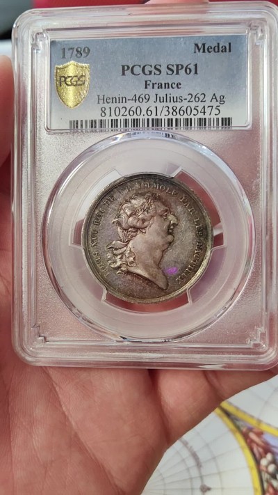 橡树集藏-006场 海纳百川 pcgs-SP61 1789年法国路易十六银章 纪念其被处决 命丧断头台 冠军分 为了美利坚独立 倾其所有 真正的美国国父 loos作品 柏林造币厂 邻国普鲁士制造的有趣的同情作品 隔岸观火 看热闹不嫌事大 贱兮兮 正面是法国国王路易十六头戴荆棘王冠 铭文被叛军杀害 背面是法兰西女神靠在骨灰盒上 指着倒下的王冠 背景是电闪雷鸣暴风雨 法西斯权杖倒地 铭文哀悼并为国王报仇