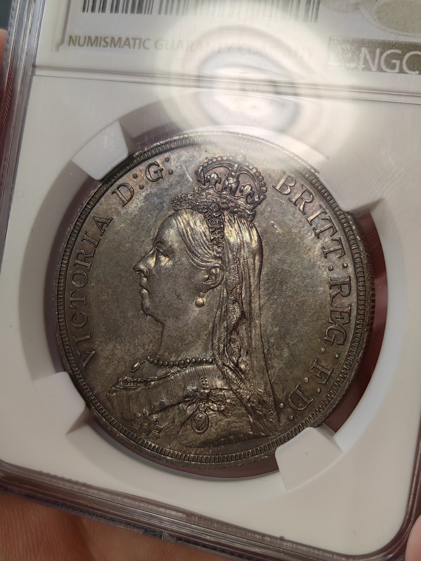 橡树集藏-006场 海纳百川 ngc-Ms64 1887年英国维多利亚高冠马剑克朗 双面通体均匀黑彩浓郁包浆 打制底板一流 实物绝美 裸币送评 高分不易 大热门品种