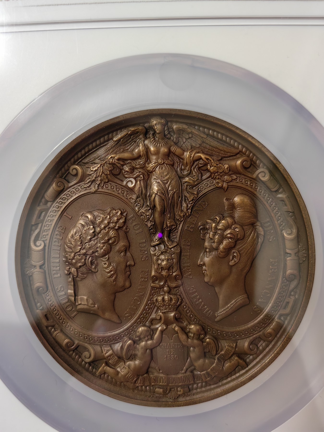 橡树集藏-006场 海纳百川 NGC-MS66BN 1833年法国国王路易菲利普皇室全家访问造币厂铜章，巴洛克风格章牌中的典范，去年10月一枚同分的丰饶角后铸在AW拍出1.5W RMB。超高浮雕加厚盒子，华丽盛大。