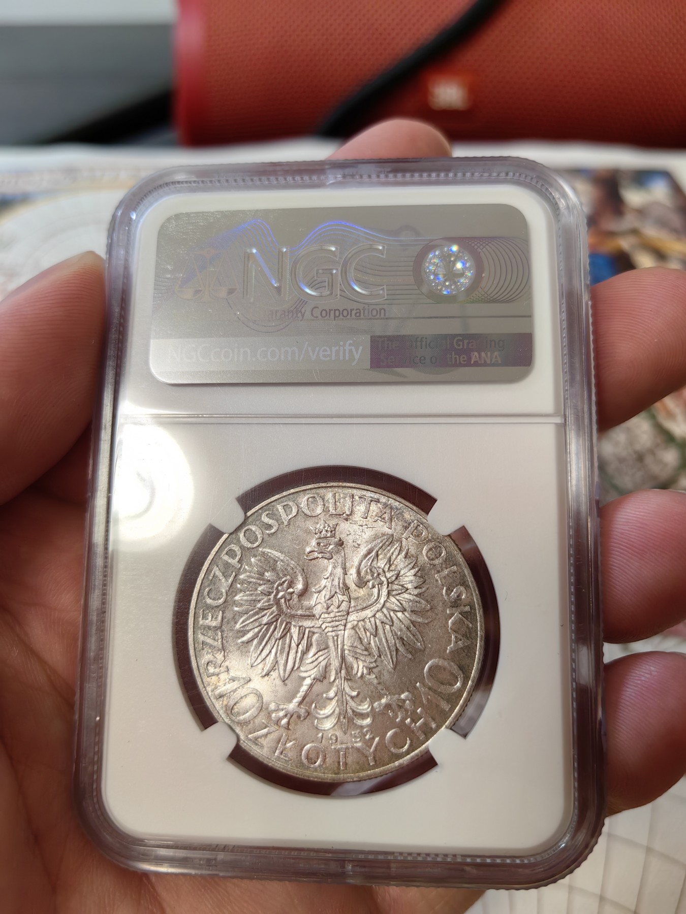 橡树集藏-006场 海纳百川 ngc-Ms64 1932年波兰10兹罗提大银币 雅德维加女皇  亚军分，上面只有一个65，究极难找的高分品种，可遇不可求。此枚的彩色包浆绝美，同分中的top～  64分极为难得，顶级状态，炫彩包浆，实物绝美。强车轮流银霜光，大美人一个，人称波兰尼姑头。雅德维加是波兰国王和立陶宛公爵夫人，出身于安茹-西西里王朝，圣雅德维加。25岁便英年早逝，最美的年华，Young Lady Queen～