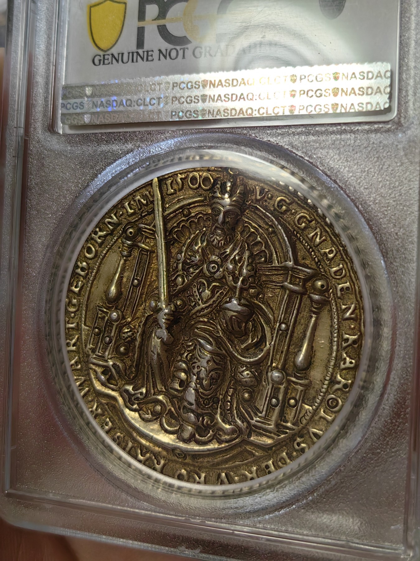 橡树集藏-006场 海纳百川 pcgs-sp genniue 1550年神圣罗马帝国银章 查理五世（西班牙查理一世）/耶稣基督铸造镀金银质奖章  正面：耶稣基督，身穿长袍，坐在华丽宝座的右侧，手持剑和宝珠。背面：查理，身着长袍，披着斗篷，头戴王冠，面朝华丽的王座而坐，手持宝剑和宝珠。为了强化君权神授的理念。四百多年的历史文物章，老精稀可遇不可求。高浮雕加厚盒。