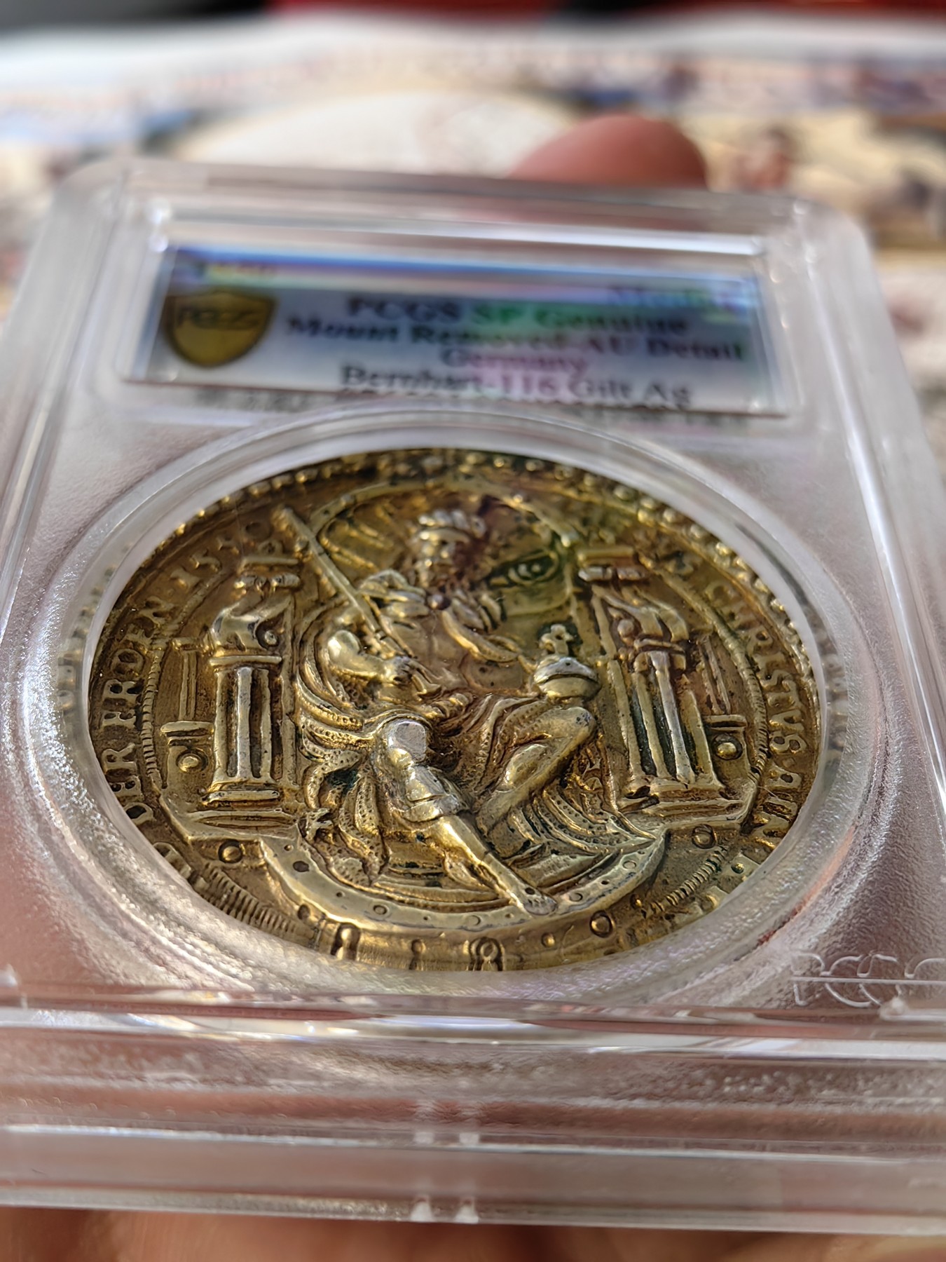橡树集藏-006场 海纳百川 pcgs-sp genniue 1550年神圣罗马帝国银章 查理五世（西班牙查理一世）/耶稣基督铸造镀金银质奖章  正面：耶稣基督，身穿长袍，坐在华丽宝座的右侧，手持剑和宝珠。背面：查理，身着长袍，披着斗篷，头戴王冠，面朝华丽的王座而坐，手持宝剑和宝珠。为了强化君权神授的理念。四百多年的历史文物章，老精稀可遇不可求。高浮雕加厚盒。