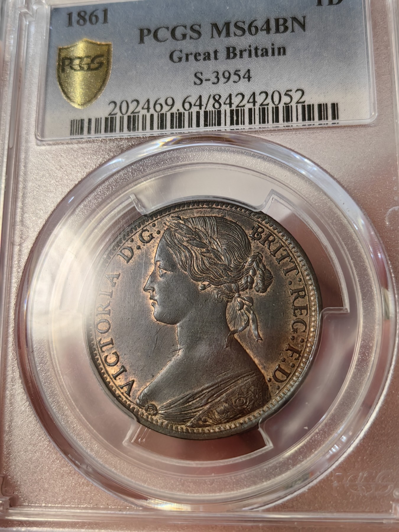 橡树集藏-006场 海纳百川 pcgs Ms64bn，1861年英国小维便士，鎏金彩包浆。顶级品。 实物观感极佳，小维的中年形象，雍容华贵。 这枚奇特的轮廓金彩，使她在视觉上脱颖而出。2012年n64，ha拍卖价2400元。