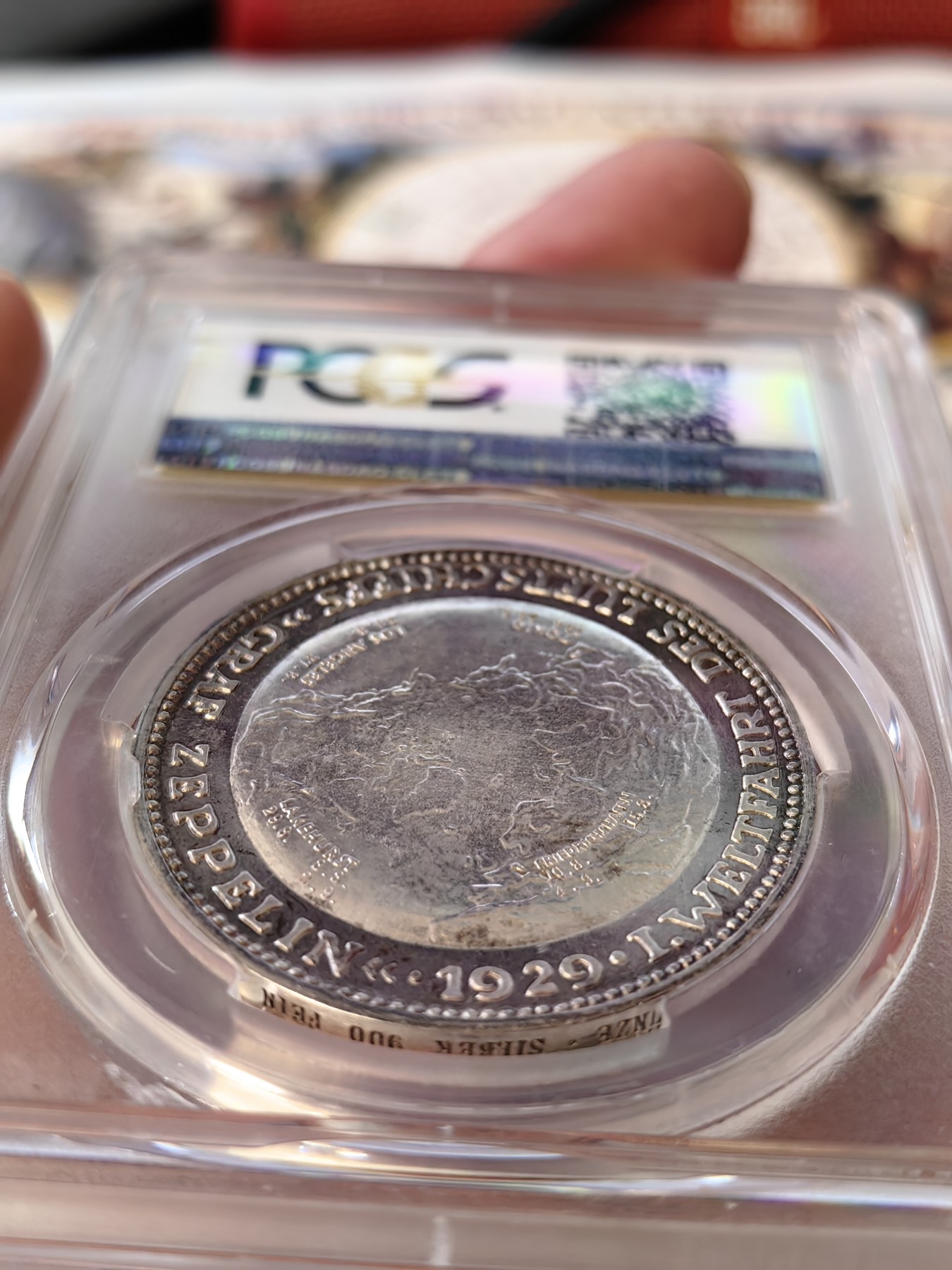 橡树集藏-006场 海纳百川 pcgs-sp66 1929年 (Kaiser-510),齐拍林飞艇环游世界，顶级高分，镜面底板，背面为标注“洛杉矶”“东京”等地名的高浮雕地球图案。