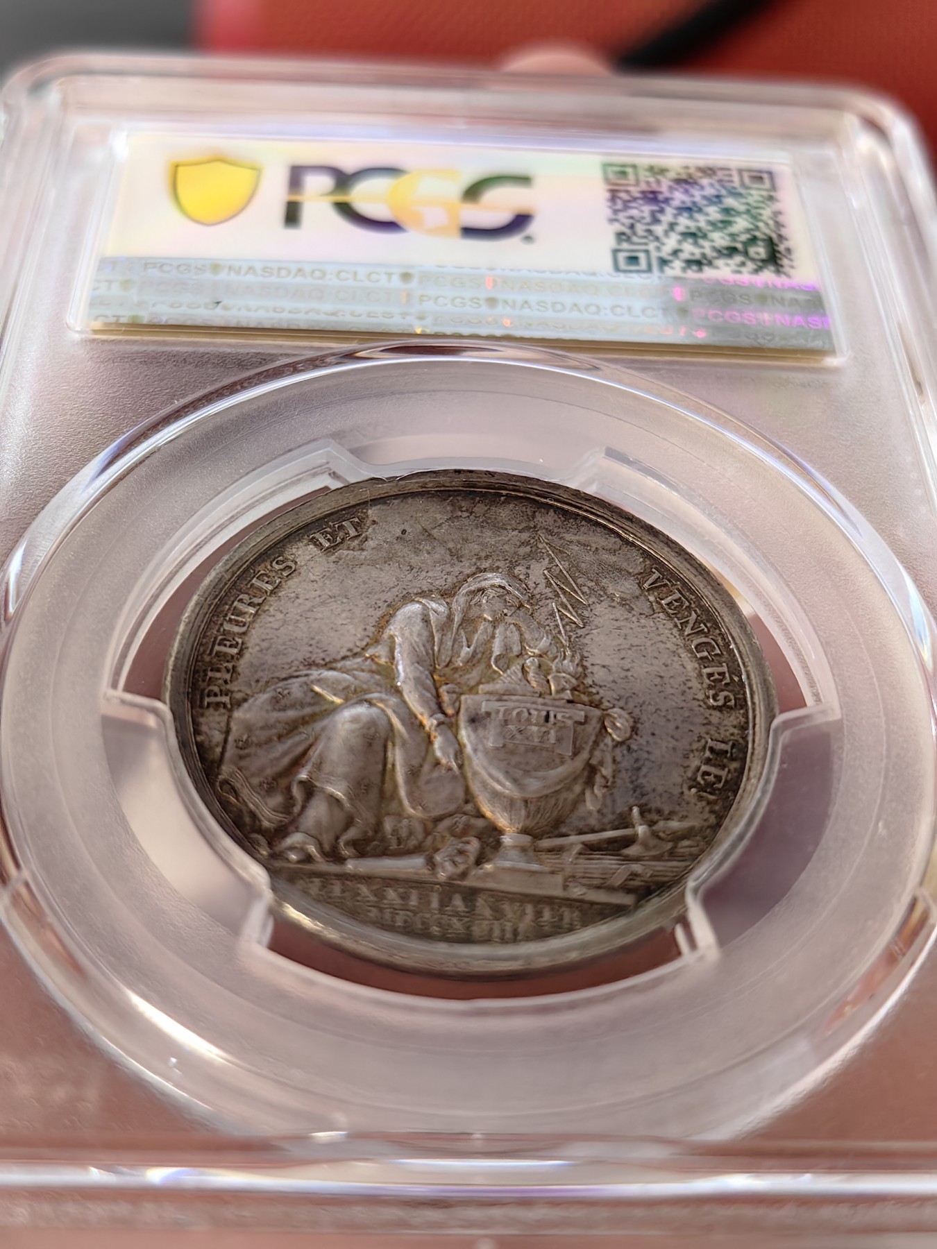 橡树集藏-006场 海纳百川 pcgs-SP61 1789年法国路易十六银章 纪念其被处决 命丧断头台 冠军分 为了美利坚独立 倾其所有 真正的美国国父 loos作品 柏林造币厂 邻国普鲁士制造的有趣的同情作品 隔岸观火 看热闹不嫌事大 贱兮兮 正面是法国国王路易十六头戴荆棘王冠 铭文被叛军杀害 背面是法兰西女神靠在骨灰盒上 指着倒下的王冠 背景是电闪雷鸣暴风雨 法西斯权杖倒地 铭文哀悼并为国王报仇