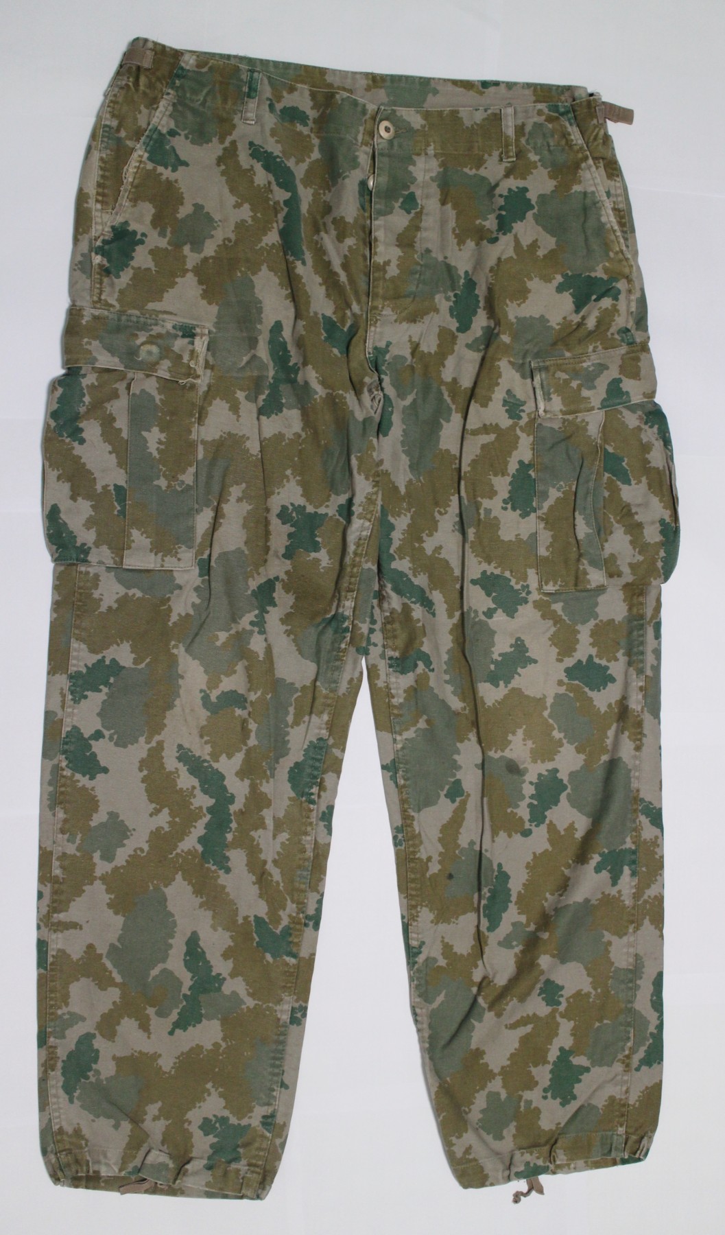 第一次麦稀奇拍卖 东德人民军 民主德国 DDR NVA KVP 早期 土豆迷彩／废墟迷彩  裤子 56-67年使用  腰围95(可收紧 ) 裤长105