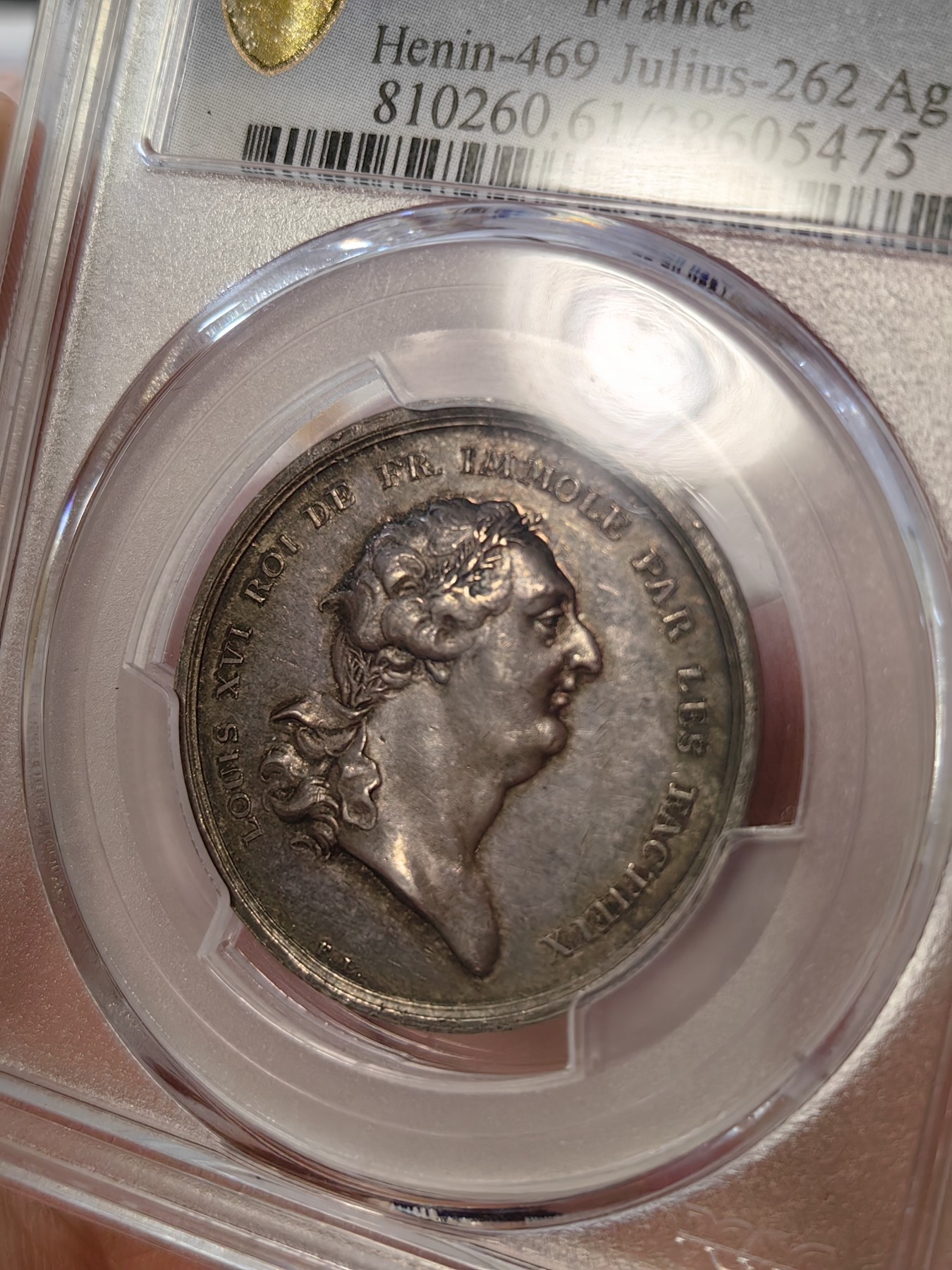 橡树集藏-006场 海纳百川 pcgs-SP61 1789年法国路易十六银章 纪念其被处决 命丧断头台 冠军分 为了美利坚独立 倾其所有 真正的美国国父 loos作品 柏林造币厂 邻国普鲁士制造的有趣的同情作品 隔岸观火 看热闹不嫌事大 贱兮兮 正面是法国国王路易十六头戴荆棘王冠 铭文被叛军杀害 背面是法兰西女神靠在骨灰盒上 指着倒下的王冠 背景是电闪雷鸣暴风雨 法西斯权杖倒地 铭文哀悼并为国王报仇