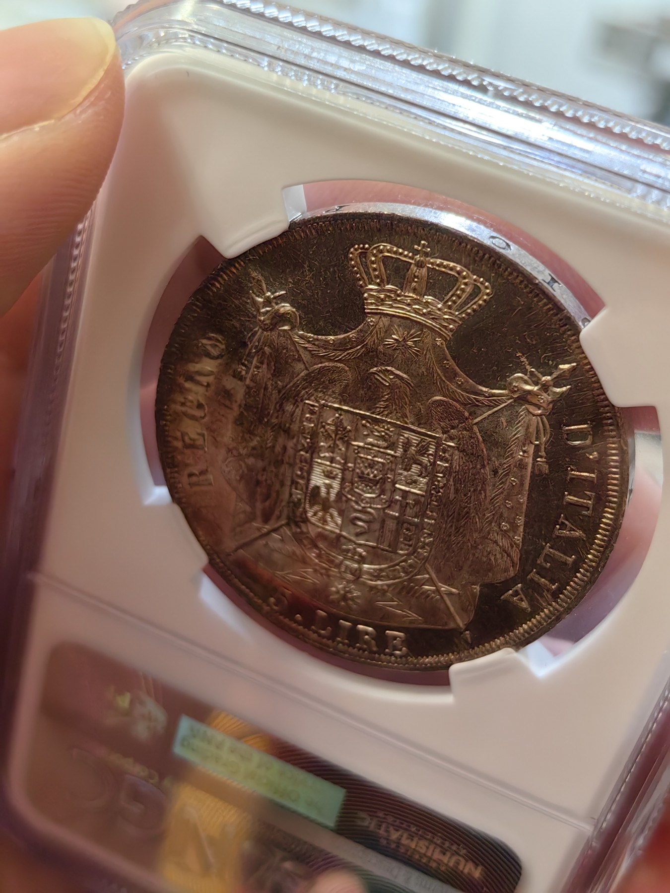 橡树集藏-006场 海纳百川 NGC-MS63 1814年意大利王国拿破仑5里拉大银币，万中无一的赤霞艳彩间中还有碧蓝点缀，背面帝国鹰徽加上类镜面底板霸气尽显。一代雄主，顶级设计。实物绝美，法系人不可错过的拿皇大银。