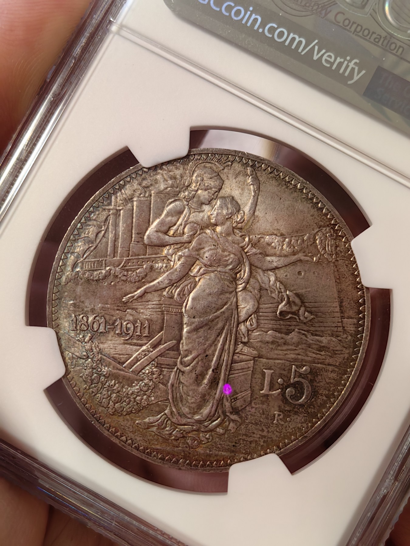橡树集藏-006场 海纳百川 ngc-ms64 1911年意大利建国5里拉大银币 打制优异 浮雕完好 整体状态相当不错 币圈大托奶  罗马厂内部评选最美设计 正面为埃马努埃莱三世，意大利国王。背面图案为代表古罗马的士兵和代表现代意大利的女神，以及象征工农业繁荣的轮船、犁铧和花环。背面情景指的是古罗马向现代罗马——意大利递送地球，象征治世权力的传承～币的边铭，刻有双环八字结，代表爱的意思，萨伏伊王室常用。
