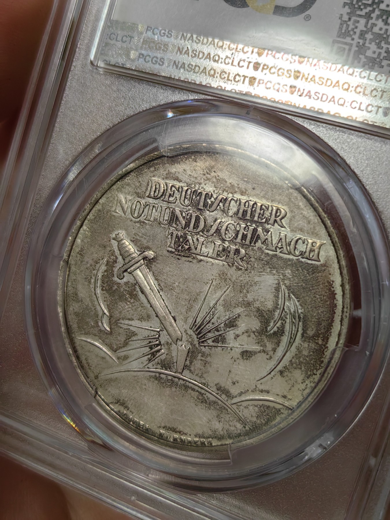 橡树集藏-006场 海纳百川 pcgs-ms64 1922-24年德国镀银纪念章黑色耻辱泰勒 守望莱茵  正面是一战战败的德国日耳曼妮娅被占领军羞辱 背面是折断的德国军刀 故事跃然纸上 刻画相当形象 德国国耻 欧陆老包浆 实物非常好看