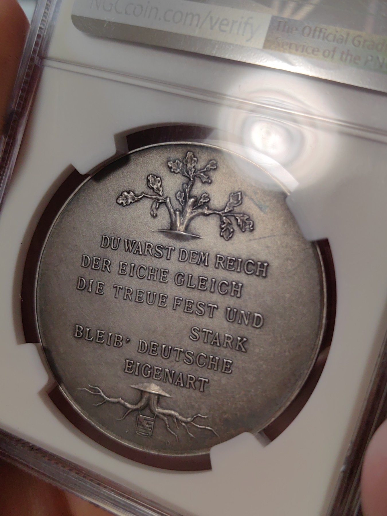 橡树集藏-006场 海纳百川 ngc-Ms63 1897年德国威廉一世银章，诞辰百年纪念，忠诚为国。双面灰彩包浆，浅浮雕设计。底板高点完美，实物低评。  正面戎装皇帝头像，铭文威廉大帝。背面一颗百年橡树，中间隔开，上书铭文: 你是帝国的中流砥柱，犹如橡树之躯干，坚定且忠诚， 造就独立之德国。 数据库唯一评级，冠军分。市面仅见，德国橡树题材币章大热门，可遇不可求。大尺寸银章，设计独特。