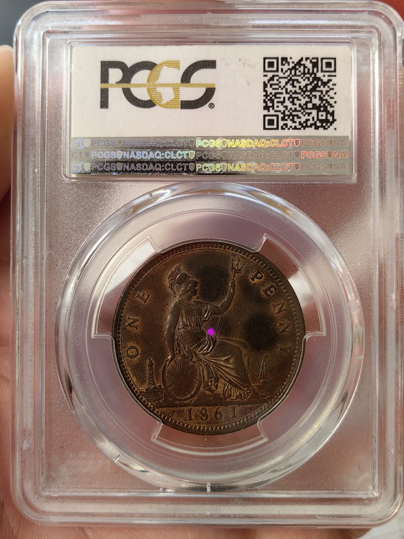 橡树集藏-006场 海纳百川 pcgs Ms64bn，1861年英国小维便士，鎏金彩包浆。顶级品。 实物观感极佳，小维的中年形象，雍容华贵。 这枚奇特的轮廓金彩，使她在视觉上脱颖而出。2012年n64，ha拍卖价2400元。