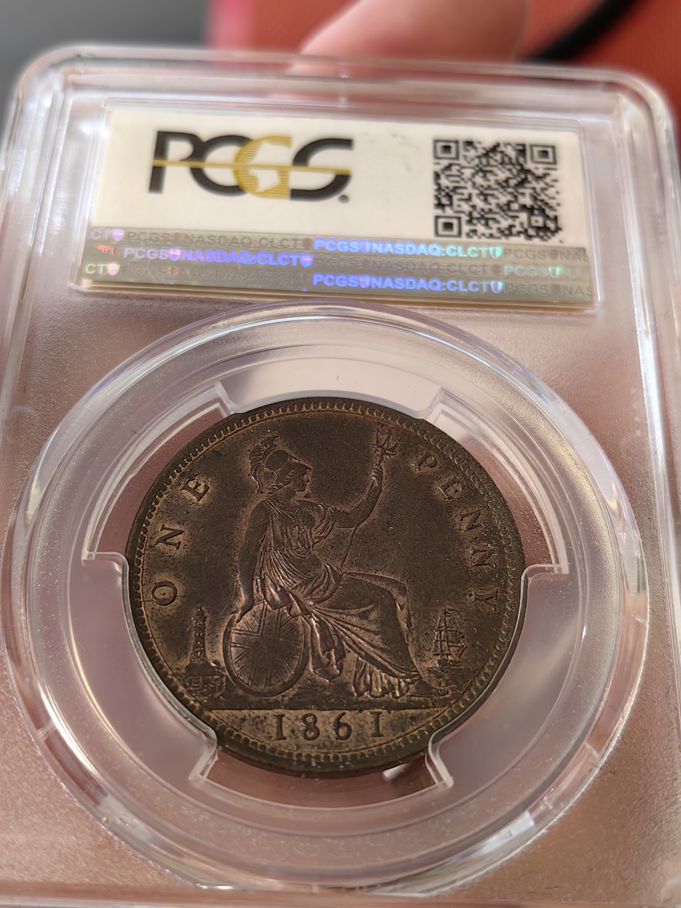 橡树集藏-006场 海纳百川 pcgs Ms64bn，1861年英国小维便士，鎏金彩包浆。顶级品。 实物观感极佳，小维的中年形象，雍容华贵。 这枚奇特的轮廓金彩，使她在视觉上脱颖而出。2012年n64，ha拍卖价2400元。