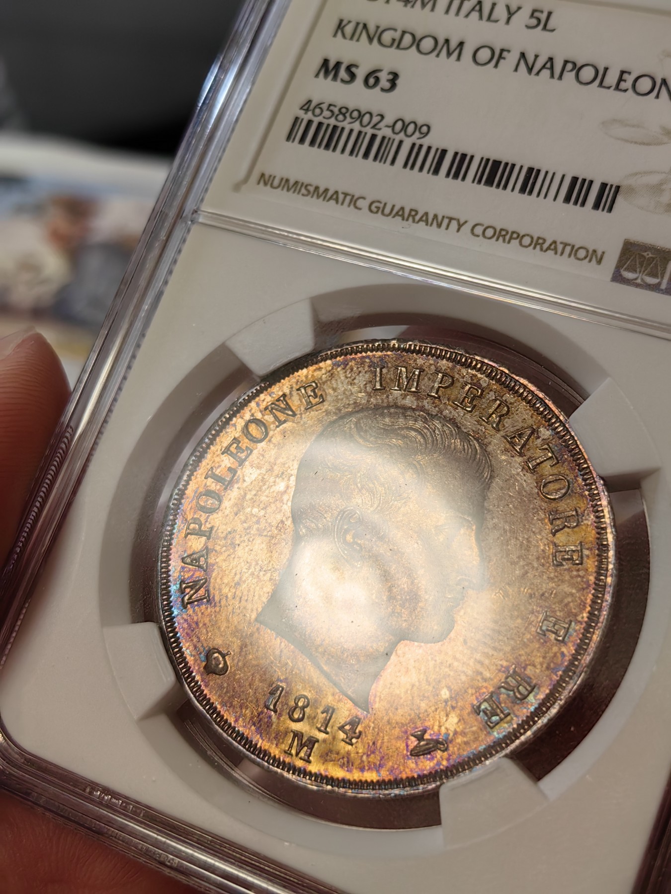 橡树集藏-006场 海纳百川 NGC-MS63 1814年意大利王国拿破仑5里拉大银币，万中无一的赤霞艳彩间中还有碧蓝点缀，背面帝国鹰徽加上类镜面底板霸气尽显。一代雄主，顶级设计。实物绝美，法系人不可错过的拿皇大银。