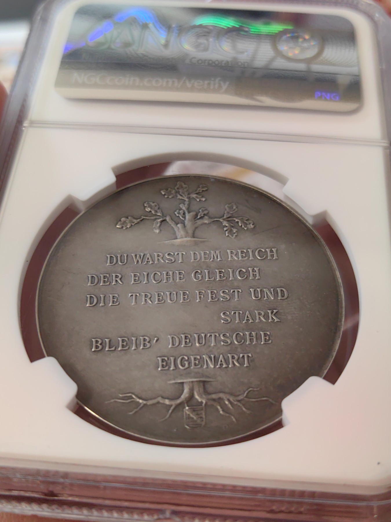 橡树集藏-006场 海纳百川 ngc-Ms63 1897年德国威廉一世银章，诞辰百年纪念，忠诚为国。双面灰彩包浆，浅浮雕设计。底板高点完美，实物低评。  正面戎装皇帝头像，铭文威廉大帝。背面一颗百年橡树，中间隔开，上书铭文: 你是帝国的中流砥柱，犹如橡树之躯干，坚定且忠诚， 造就独立之德国。 数据库唯一评级，冠军分。市面仅见，德国橡树题材币章大热门，可遇不可求。大尺寸银章，设计独特。