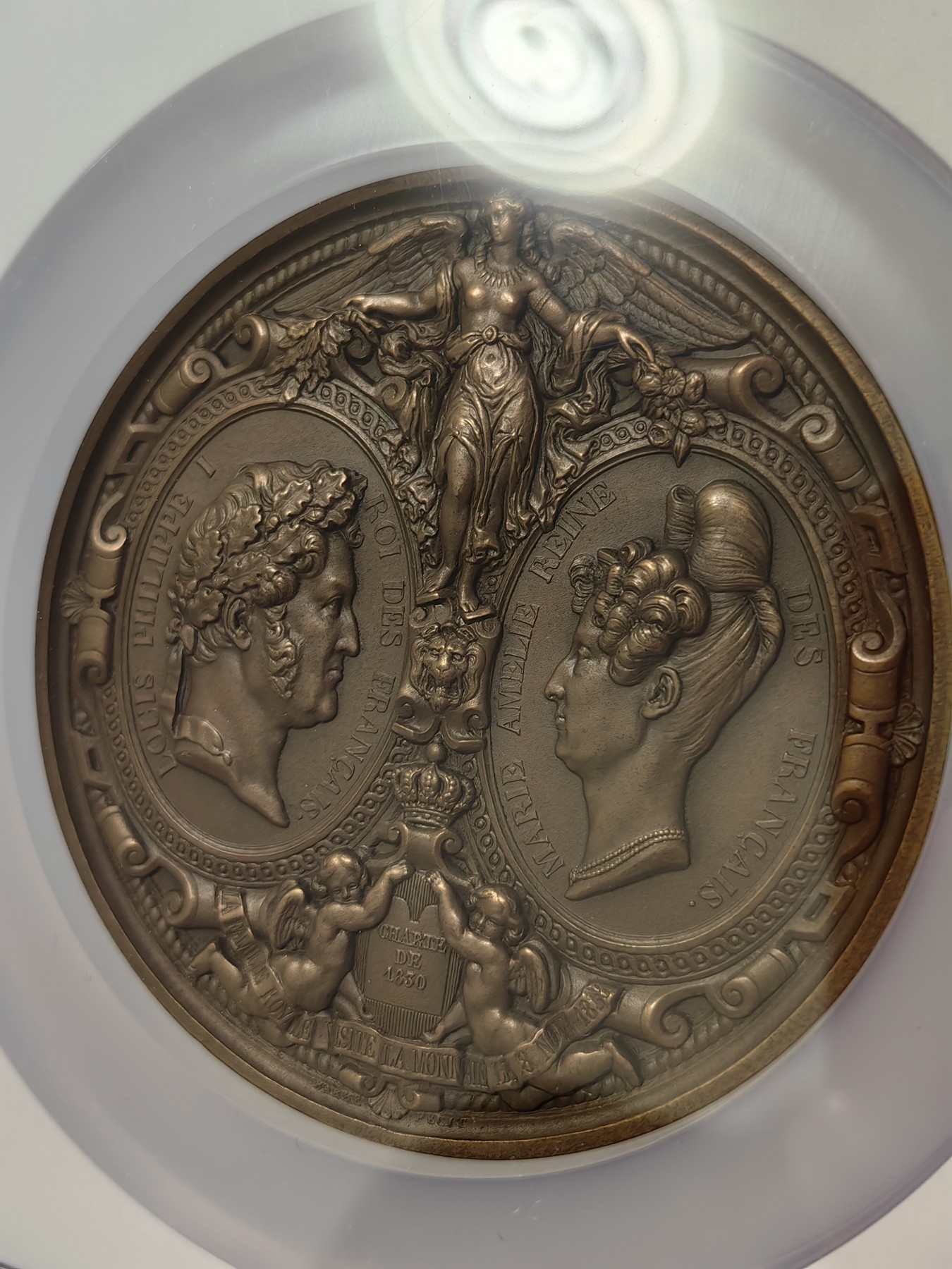 橡树集藏-006场 海纳百川 NGC-MS66BN 1833年法国国王路易菲利普皇室全家访问造币厂铜章，巴洛克风格章牌中的典范，去年10月一枚同分的丰饶角后铸在AW拍出1.5W RMB。超高浮雕加厚盒子，华丽盛大。