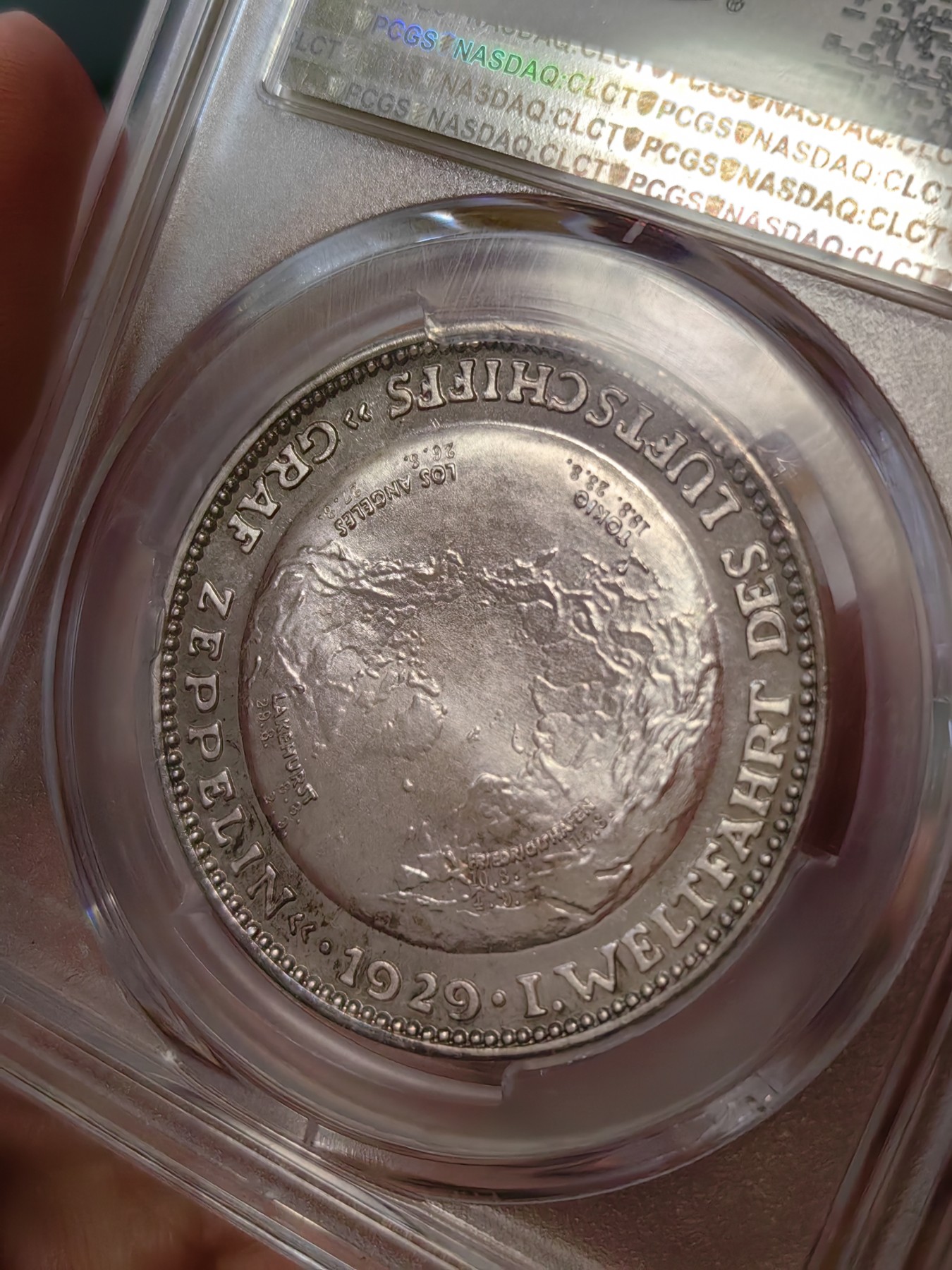 橡树集藏-006场 海纳百川 pcgs-sp66 1929年 (Kaiser-510),齐拍林飞艇环游世界，顶级高分，镜面底板，背面为标注“洛杉矶”“东京”等地名的高浮雕地球图案。