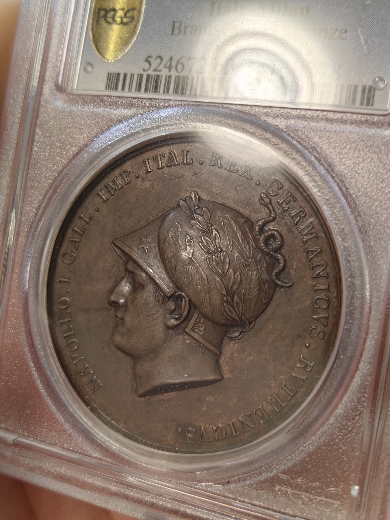 橡树集藏-006场 海纳百川 1805年法国拿破仑一世铜样章，pcgs-SP63。意大利米兰版本。数据库唯一亚军分，少见。攻占维也纳，原铸铜样章，42mm。超高浮雕加厚盒子，状态极佳，实物极美。正面:拿皇头戴月桂冠和柯林斯式头盔装饰有鹰和霹雳，冠饰蛇。背面:奥地利维也纳女神因首都被法军攻占，神情哀伤，有一种征服的快感。法兰西帝国拿破仑大帝的辉煌岁月，横扫欧洲。Vive La France！