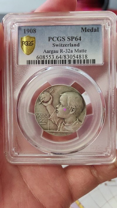 橡树集藏-006场 海纳百川 PCGS-sp64 1908年瑞士阿尔高州阿劳射击节 正面：风格化的鹰面向左，右爪握着阿尔高之盾；背面：威廉泰尔的小儿子，面向左侧，高举着被箭刺穿的苹果。新兴现代主义风格的迷人奖章。在里克特书中被列为“稀有”。铸造量仅293枚。