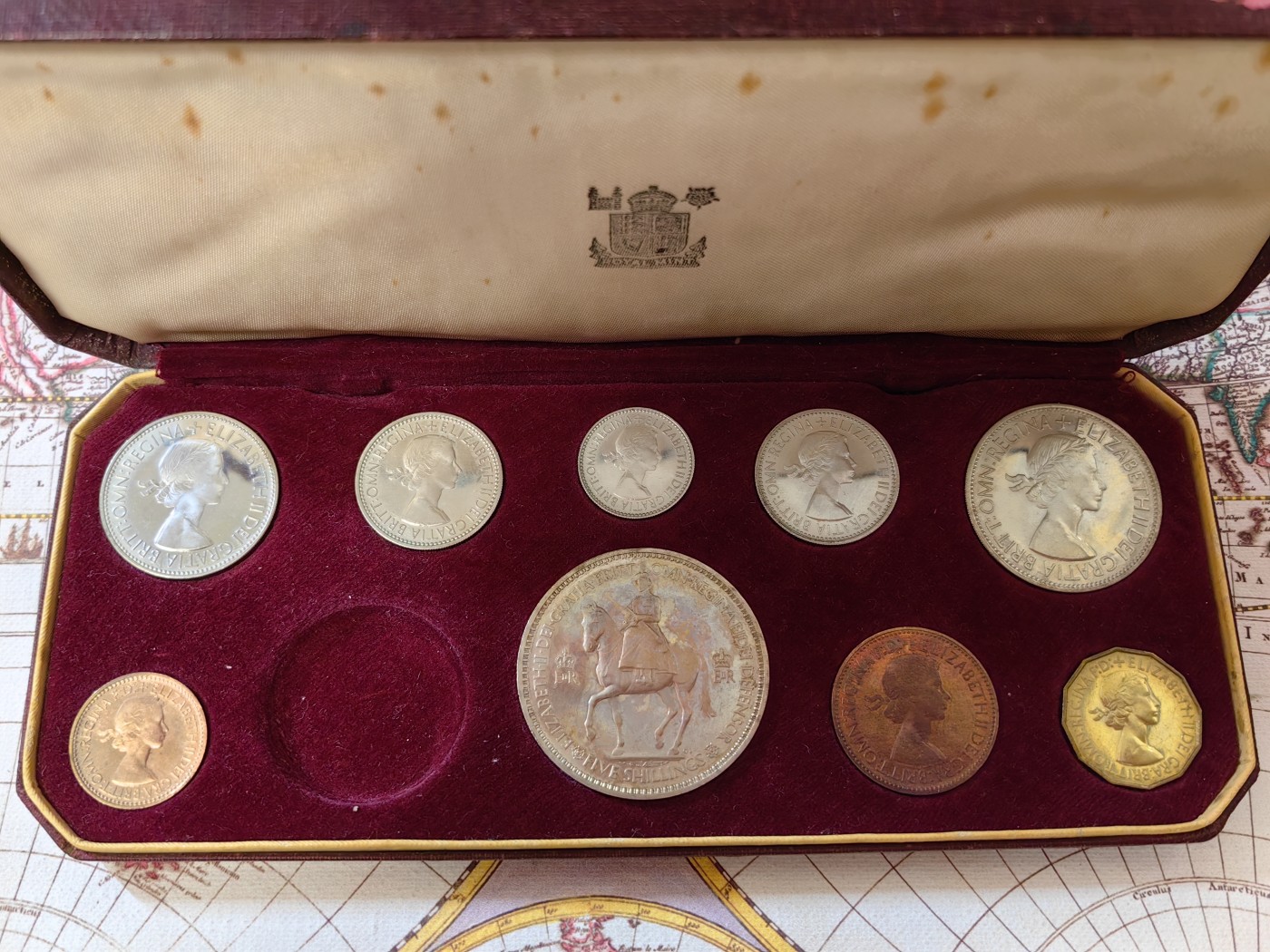 橡树集藏-006场 海纳百川 1953年英国伊丽莎白女王加冕精制套币  整体状态不错 便士已评级