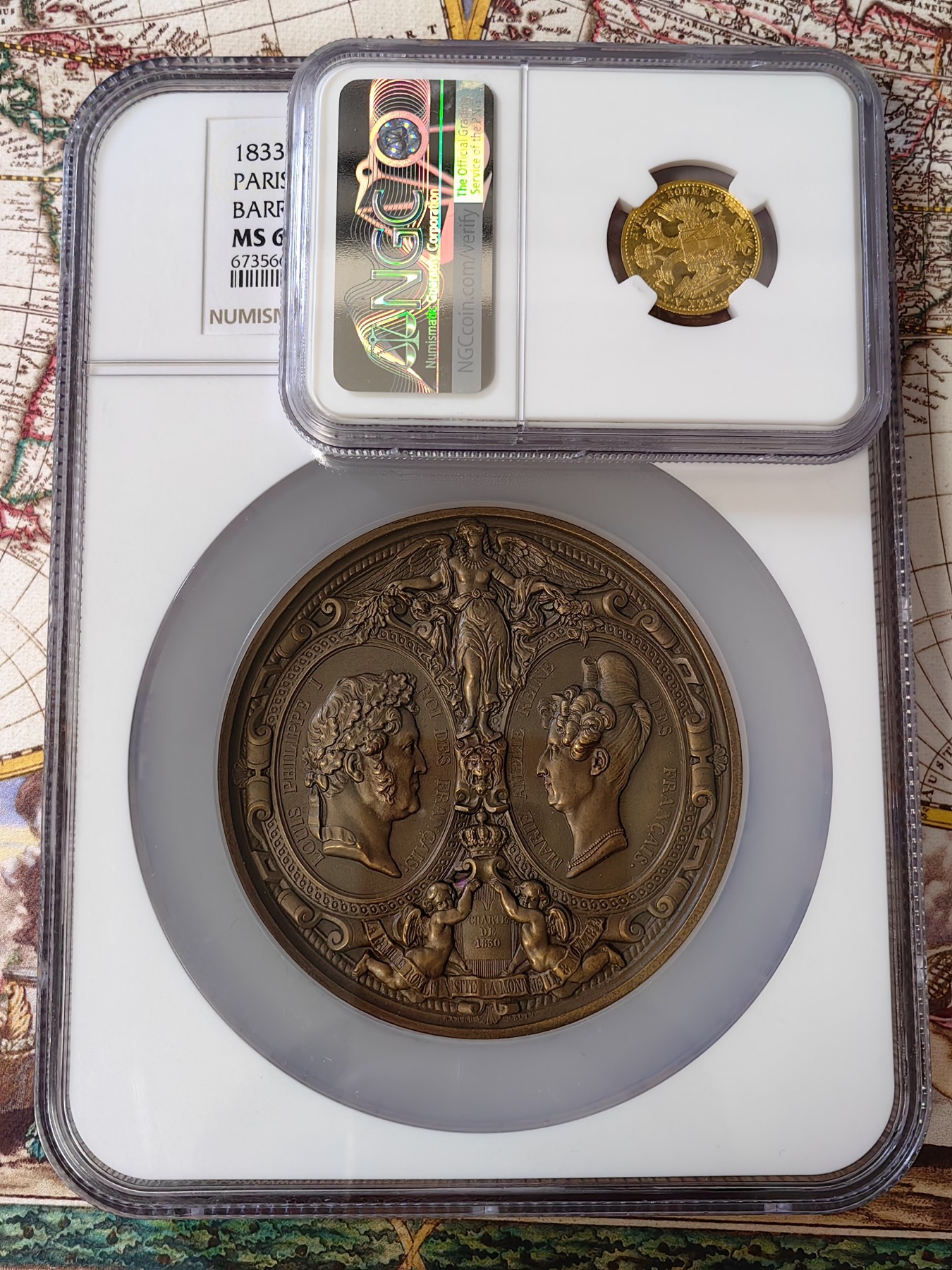 橡树集藏-006场 海纳百川 NGC-MS66BN 1833年法国国王路易菲利普皇室全家访问造币厂铜章，巴洛克风格章牌中的典范，去年10月一枚同分的丰饶角后铸在AW拍出1.5W RMB。超高浮雕加厚盒子，华丽盛大。