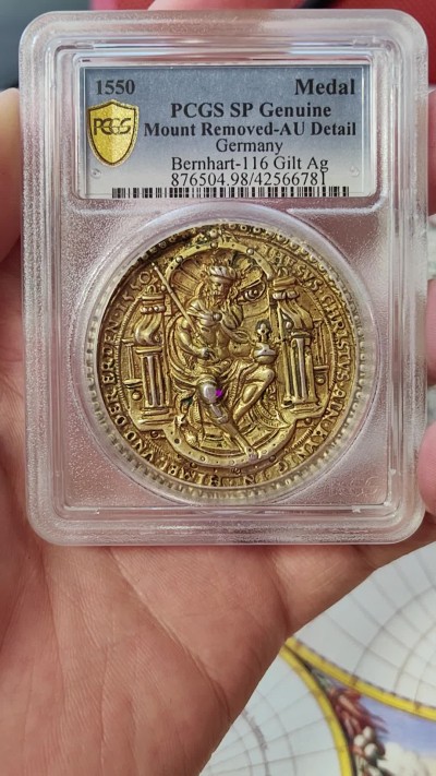 橡树集藏-006场 海纳百川 pcgs-sp genniue 1550年神圣罗马帝国银章 查理五世（西班牙查理一世）/耶稣基督铸造镀金银质奖章  正面：耶稣基督，身穿长袍，坐在华丽宝座的右侧，手持剑和宝珠。背面：查理，身着长袍，披着斗篷，头戴王冠，面朝华丽的王座而坐，手持宝剑和宝珠。为了强化君权神授的理念。四百多年的历史文物章，老精稀可遇不可求。高浮雕加厚盒。