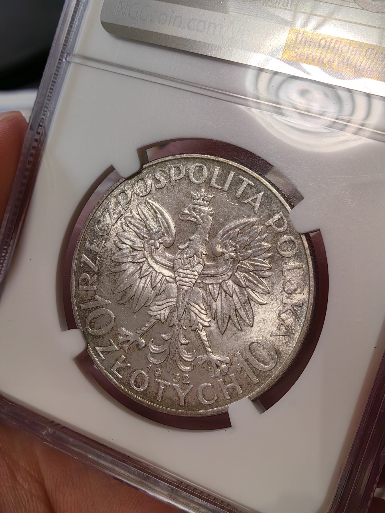 橡树集藏-006场 海纳百川 ngc-Ms64 1932年波兰10兹罗提大银币 雅德维加女皇  亚军分，上面只有一个65，究极难找的高分品种，可遇不可求。此枚的彩色包浆绝美，同分中的top～  64分极为难得，顶级状态，炫彩包浆，实物绝美。强车轮流银霜光，大美人一个，人称波兰尼姑头。雅德维加是波兰国王和立陶宛公爵夫人，出身于安茹-西西里王朝，圣雅德维加。25岁便英年早逝，最美的年华，Young Lady Queen～